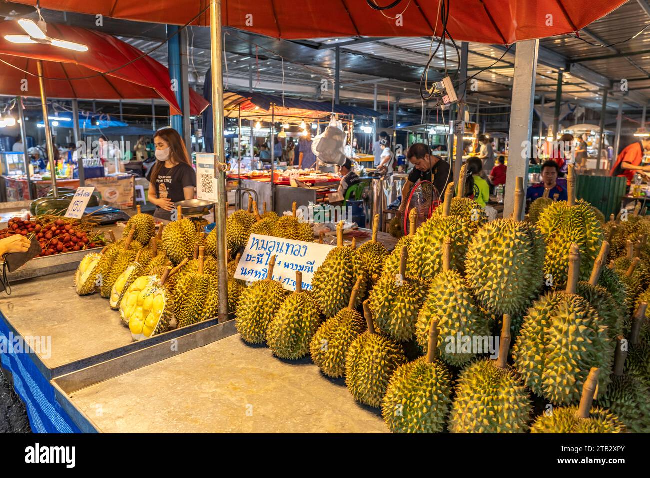 Stand mit Durian Früchten auf dem Nachtmarkt a Trat, Thailandia, Asien | Stall con frutta Durian al mercato notturno di Trat, Thailandia, Asia Foto Stock