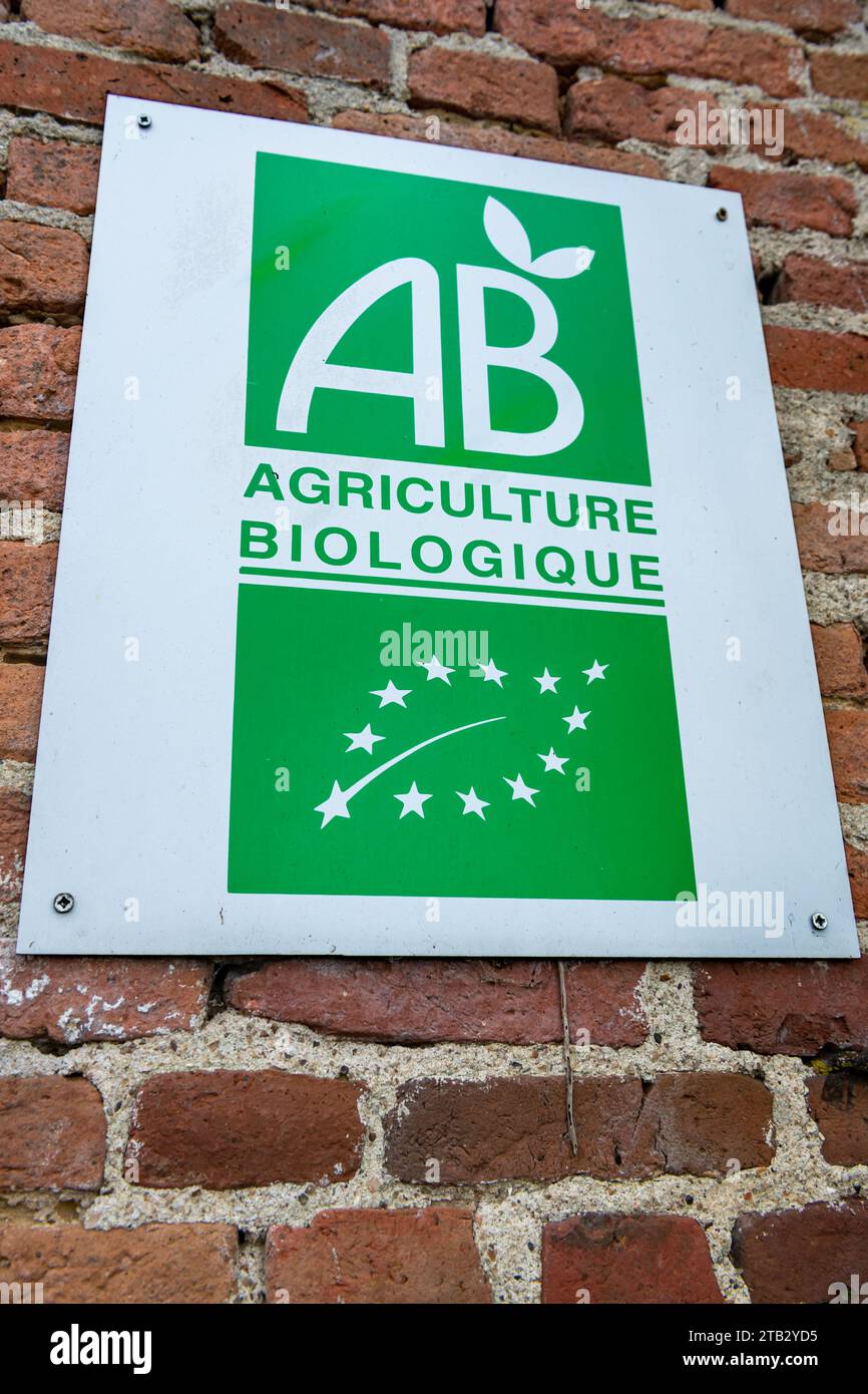 Cartello “Bio AB, Agriculture Biologique” (etichetta AB, Organic Farming) all’ingresso di un casale Foto Stock