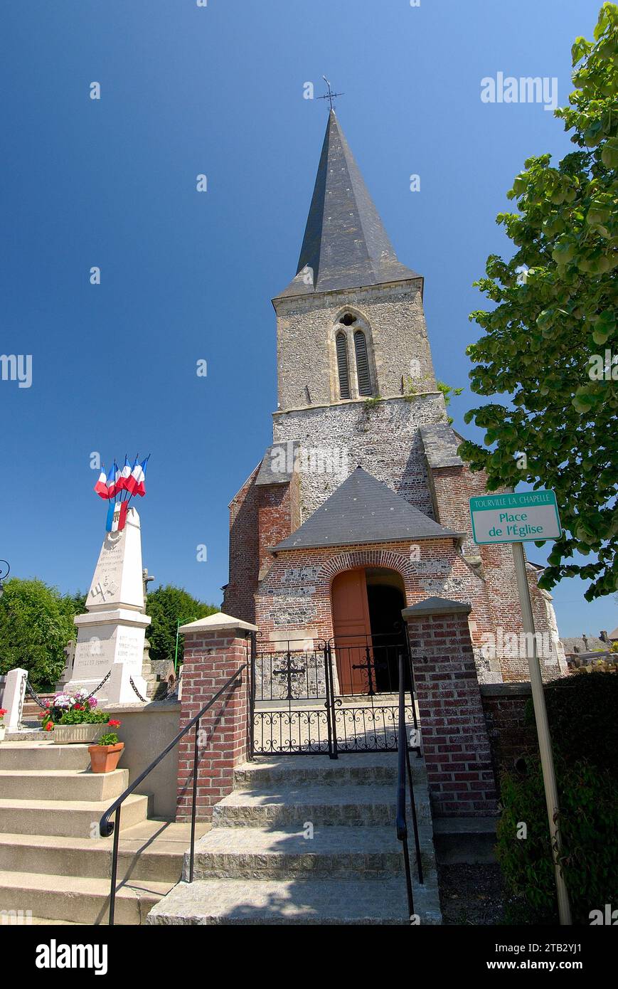 Tourville-la-Chapelle (Francia settentrionale): Memoriale di guerra con bandiere francesi in occasione della cerimonia di commemorazione dell'armistizio dell'8 maggio 1945. Foto Stock