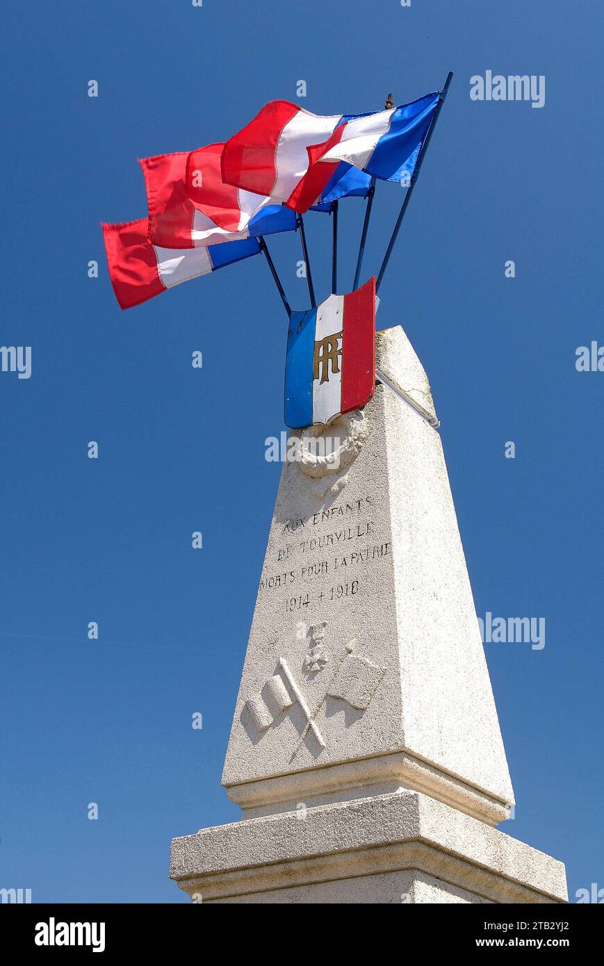 Memoriale di guerra con bandiere francesi in occasione della cerimonia di commemorazione dell'armistizio dell'8 maggio 1945. Bandiera francese a tre colori, blu, bianco A. Foto Stock