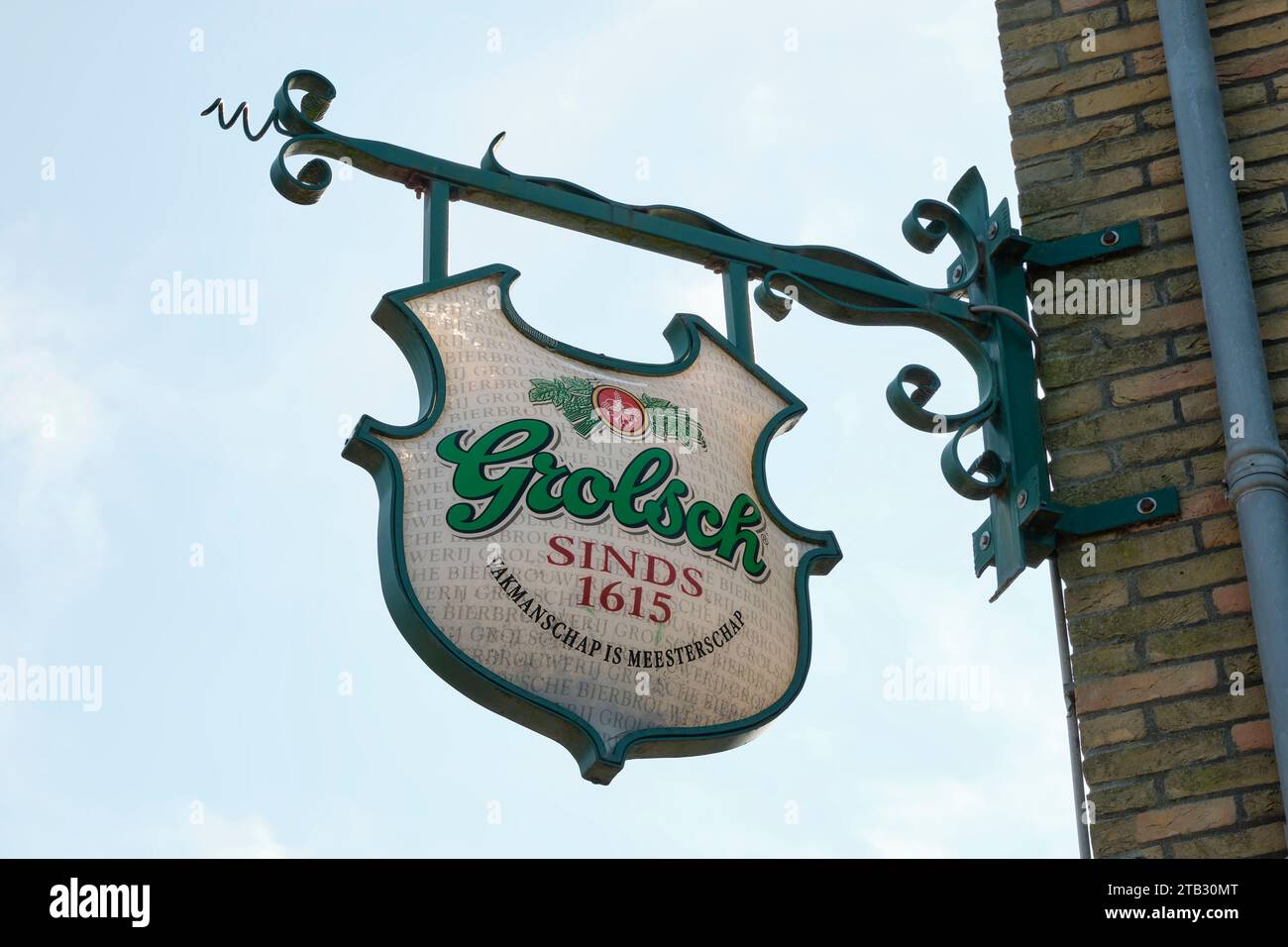 Logo Grolsch su un cartello dall'aspetto antico in una strada. Grolsch è un marchio di birra prodotto per la prima volta nel 1615 a Groenlo nei Paesi Bassi Foto Stock