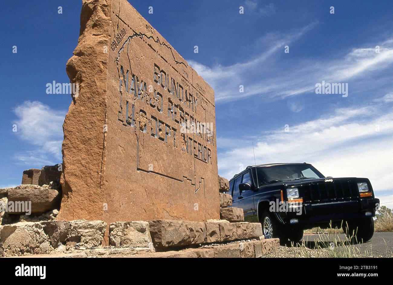 Segnale di confine della riserva Navajo durante un viaggio in auto nella regione dei Four Corners nel sud-ovest degli Stati Uniti Foto Stock