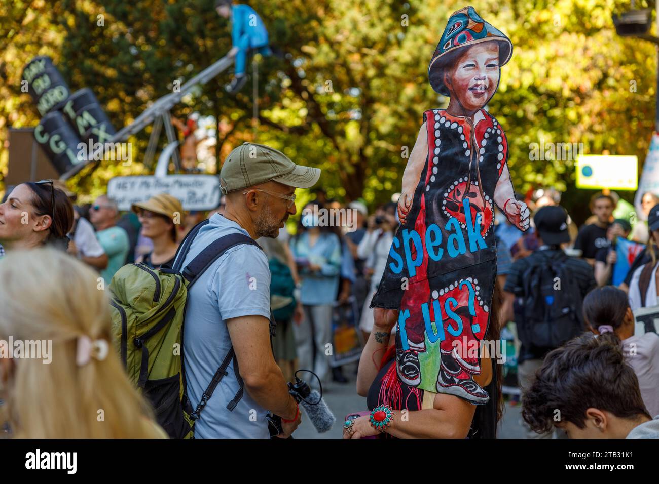 Vancouver, Canada-15 settembre 2023: Una donna con un cartello con un'immagine di un bambino e il testo scritto "parla per noi", come parte del Global Climate Stri Foto Stock