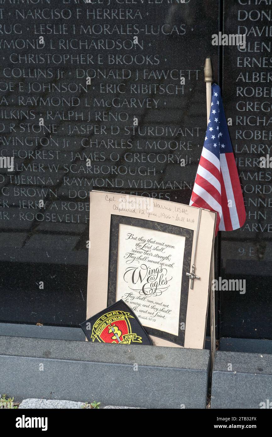 Estratto dalla Bibbia ai piedi del Vietnam Veterans Memorial in onore di un veterano, 5 Henry Bacon Dr NW, Washington, DC 20002, Stati Uniti Foto Stock