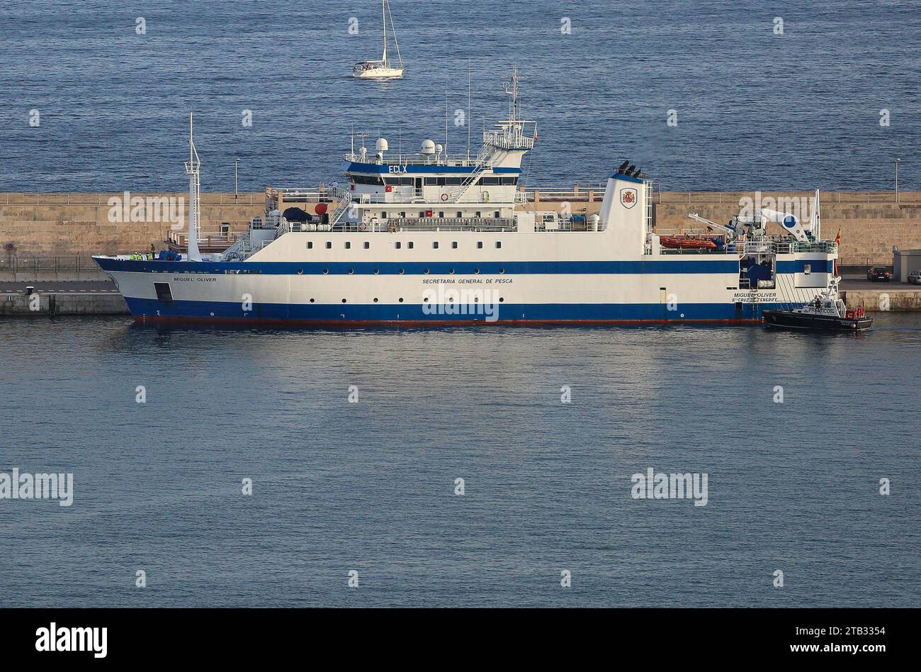 Nave di ricerca nel settore della pesca B/o MIGUEL OLIVER a Santa Cruz/Tenerife, nave oceanografica oceani e studi scientifici sulla vita marina, controllo della protezione dei pesci Foto Stock