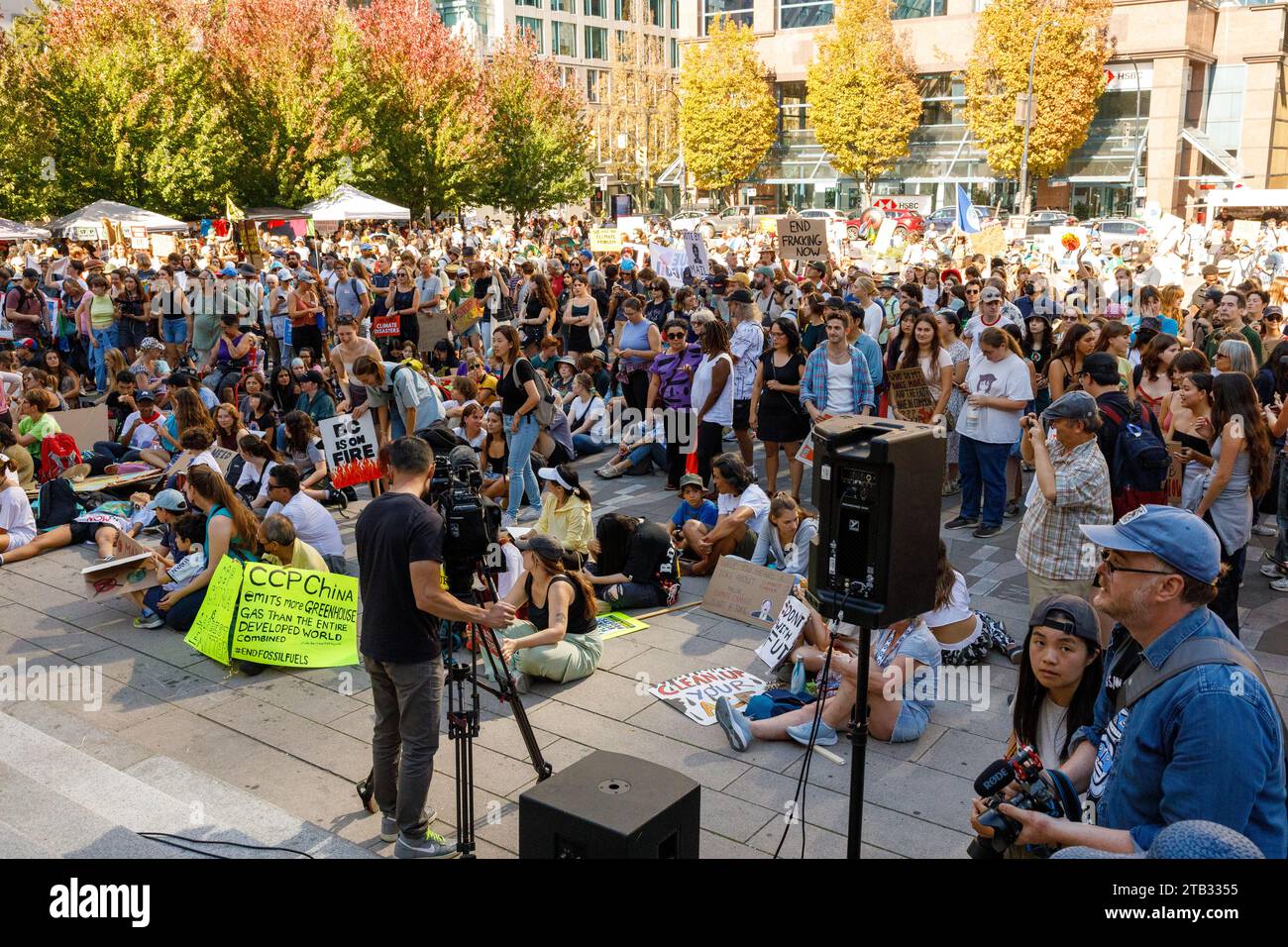 Vancouver, Canada - settembre 18,2023 gli attivisti stanno creando segnali come parte dello sciopero del cambiamento climatico di fronte alla Vancouver Art Gallery Foto Stock