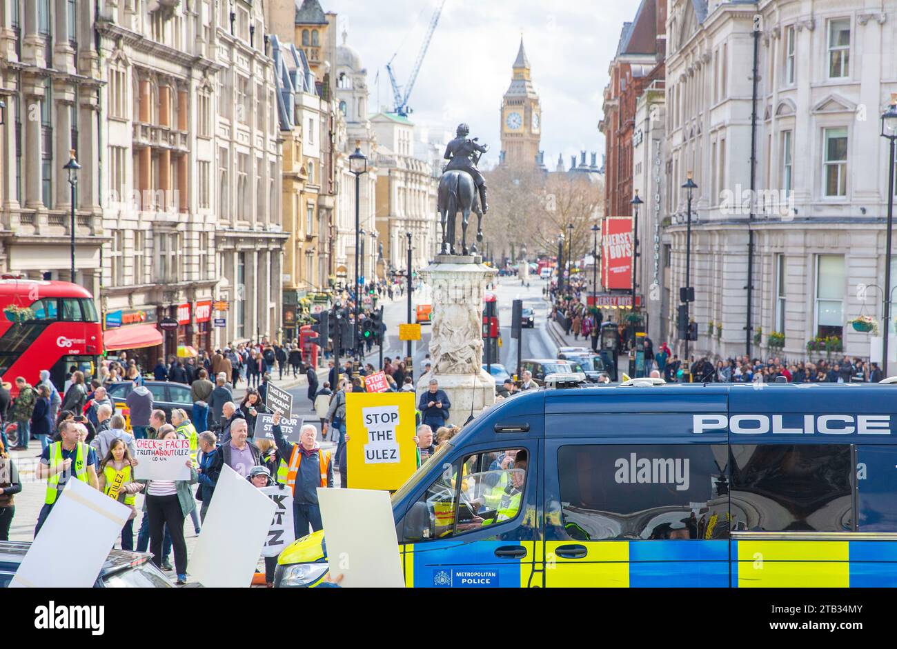 I partecipanti si riuniscono durante una dimostrazione contro l'espansione della zona a emissioni ultra basse intorno a Trafalgar Square a Londra. Foto Stock I partecipanti si riuniscono durante una dimostrazione contro l'espansione della zona a emissioni ultra basse intorno a Trafalgar Square a Londra. Foto Stock