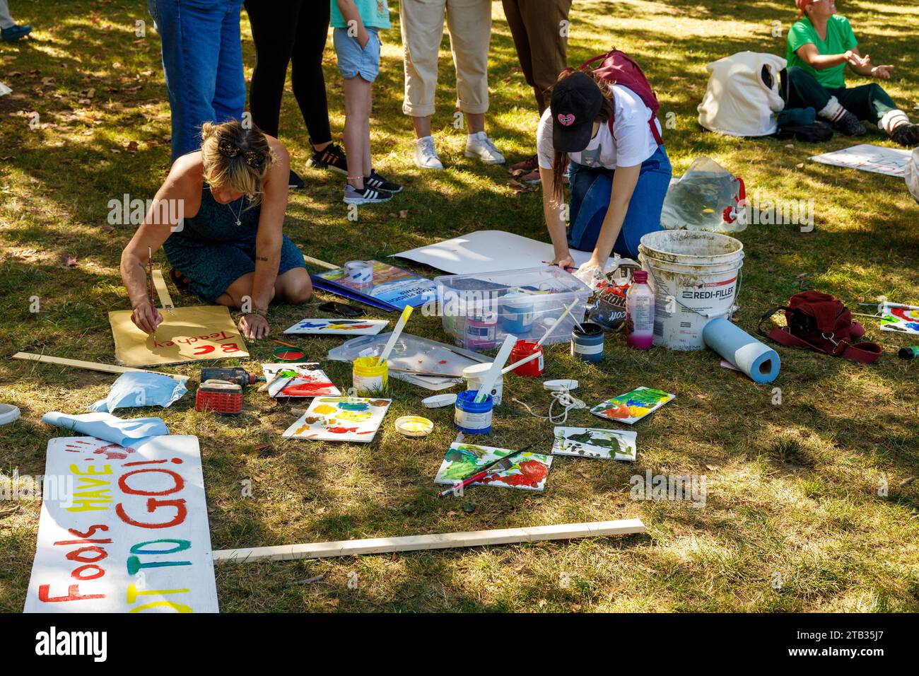 Vancouver, Canada - settembre 18,2023 gli attivisti stanno creando segnali come parte dello sciopero del cambiamento climatico di fronte al municipio Foto Stock