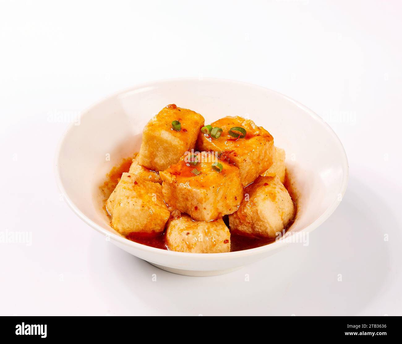 Tofu fritto a cubetti, tofu biologico tradizionale cinese fritto con olio servito con salsa dolce al peperoncino. Famosi antipasti cinesi. Foto Stock