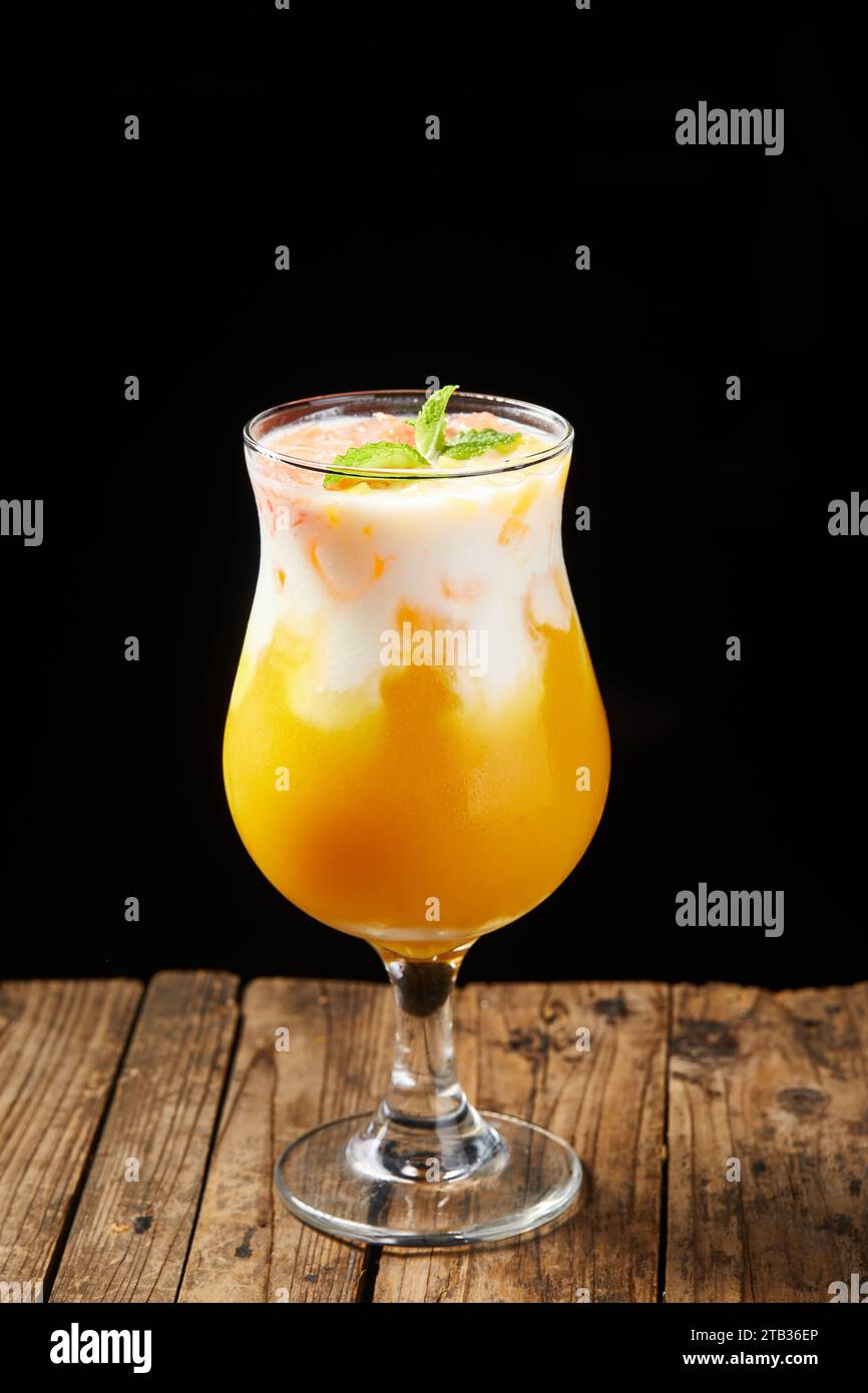 Un bicchiere di Mango Milkshake, Mango shake Foto Stock