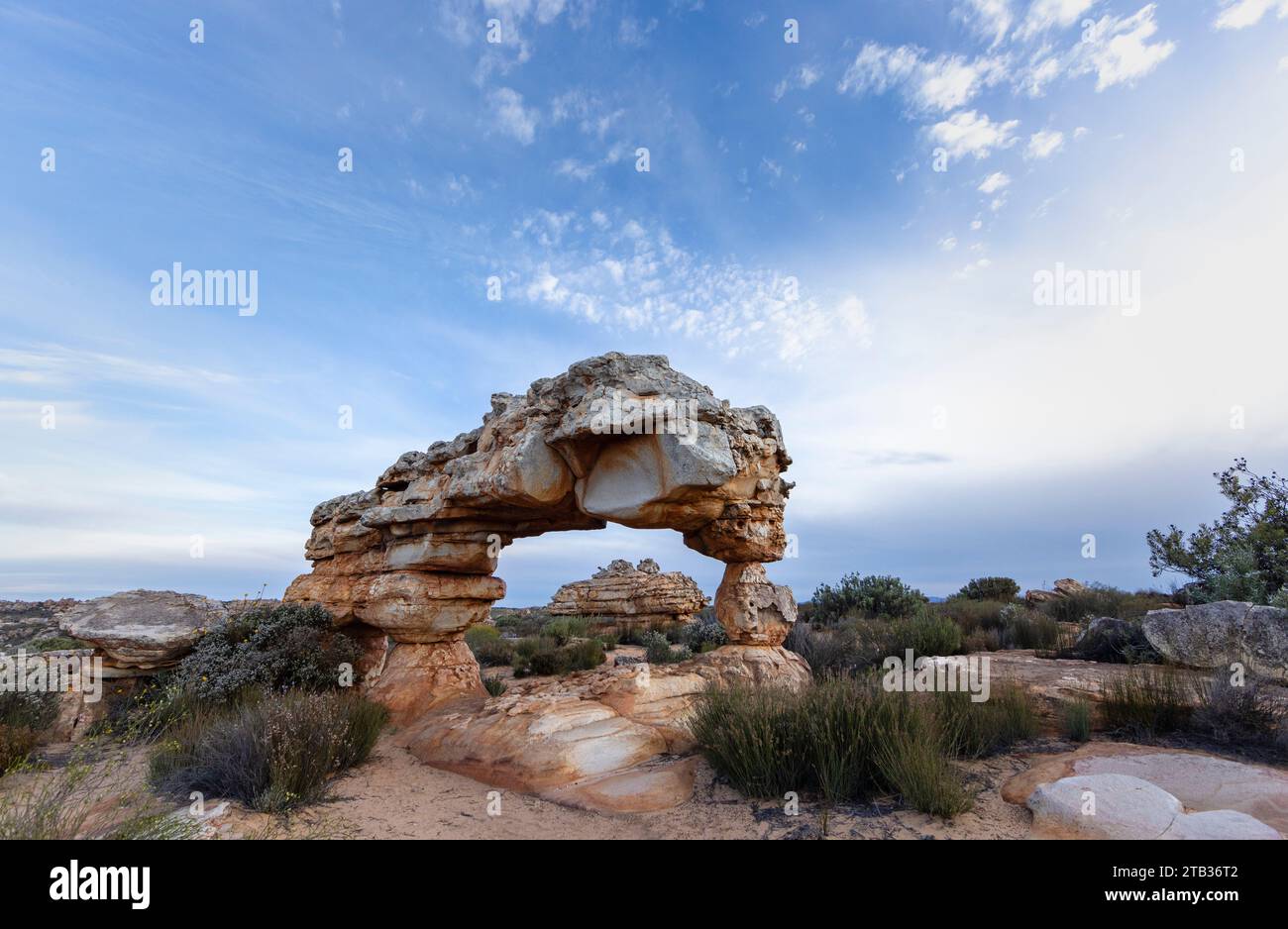 Paesaggio panoramico che mostra un interessante arco roccioso e formazione in lontananza nel Cederberg meridionale, vicino alla riserva naturale di Kaggakamma Foto Stock