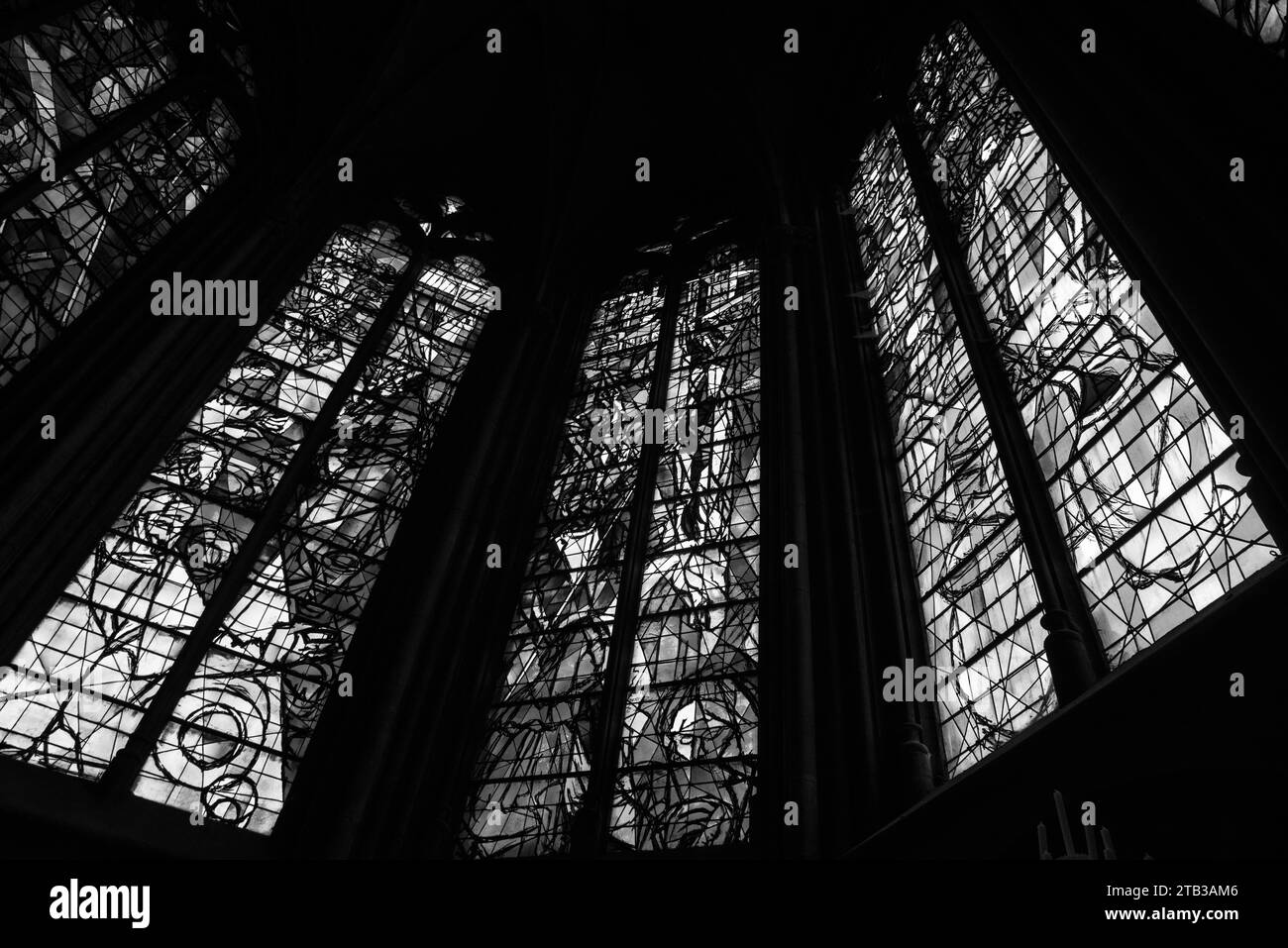 Vetri colorati di Jacques Villon che rappresentano l'ultima cena, la Crocifissione, la Pasqua nella cattedrale di Saint Etienne a Metz, in Francia. Foto storica in bianco e nero Foto Stock