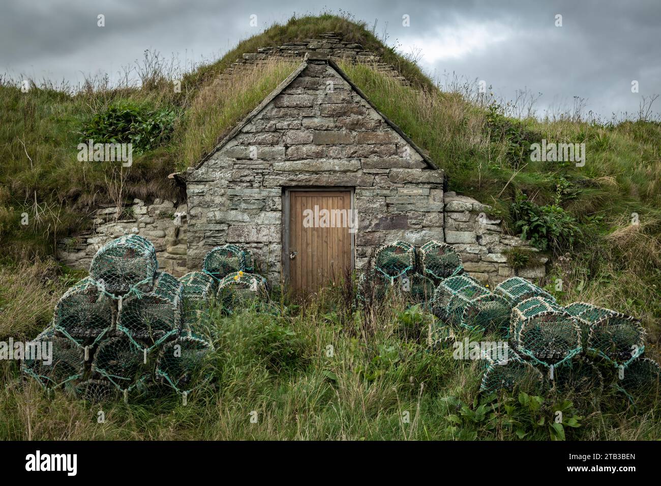 Capanna dei pescatori di pietra e vasi di aragosta nel villaggio di Keiss, Caithness, Scozia. Autunno (settembre) 2022. Foto Stock