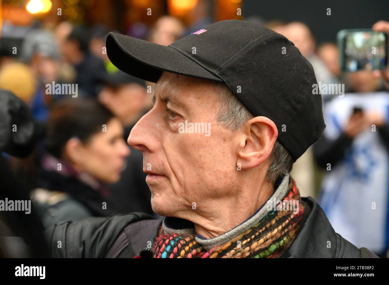 Peter Tatchell (attivista) alla marcia contro l'antisemitismo, Londra, 26 novembre 2023- Foto Stock