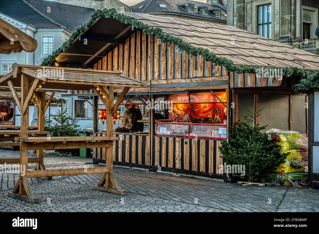 Stand natalizio che vende hotdog su Kongens Nytorv a Copenaghen, 25 novembre 2023 Foto Stock