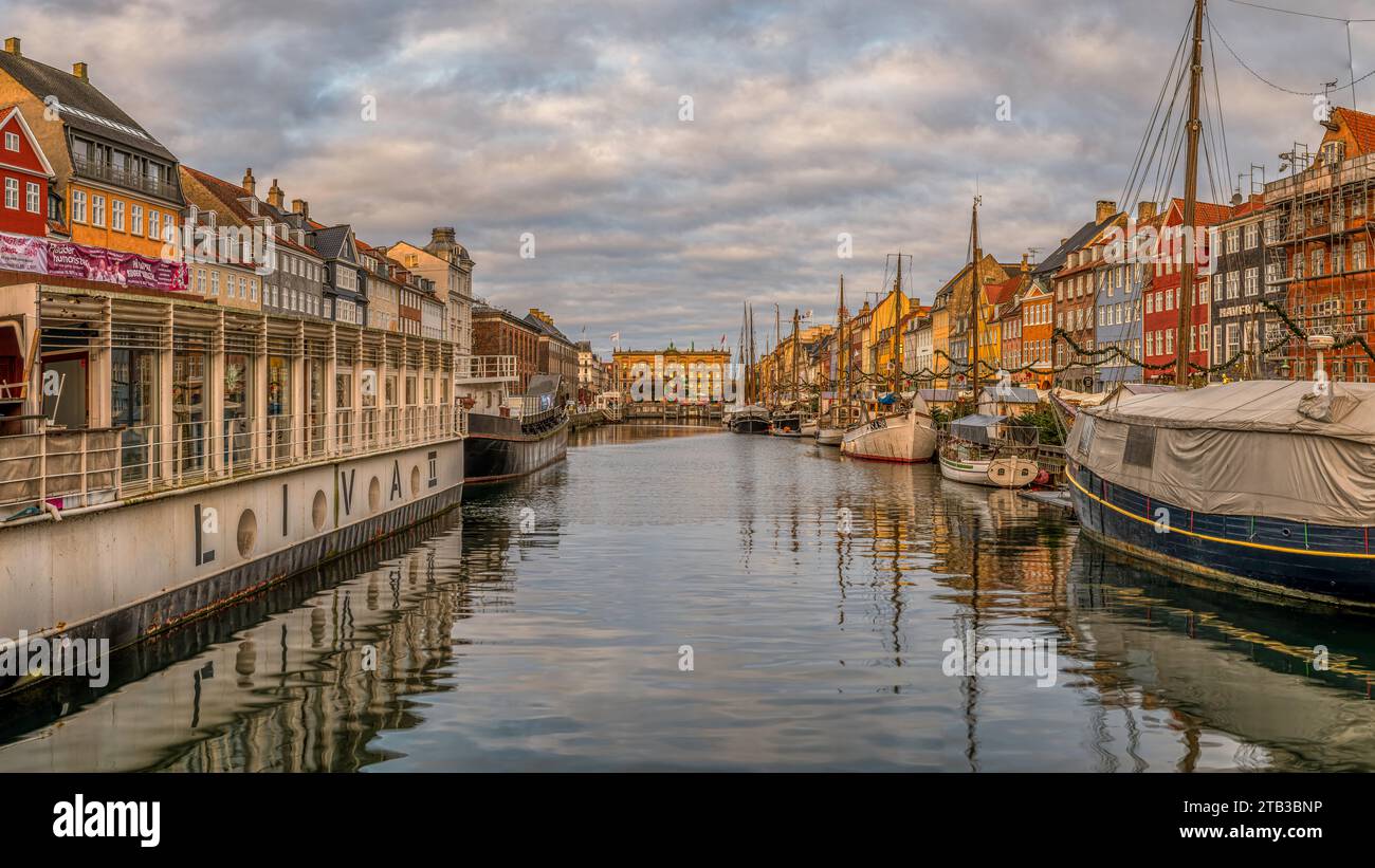 La barca ristorante Liva II ormeggiata nel canale Nyhavn a Copenaghen, 25 novembre 2023 Foto Stock