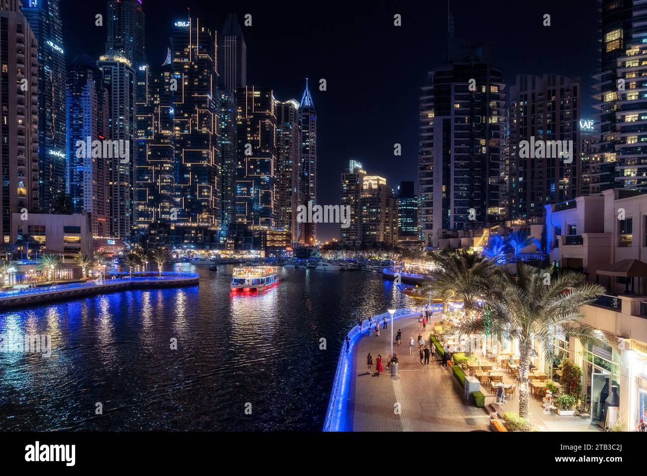 Dubai, Emirati Arabi Uniti - 12 marzo 2023: Vista dei grattacieli di Dubai mentre cammini a Dubai Marina durante una notte. Foto Stock