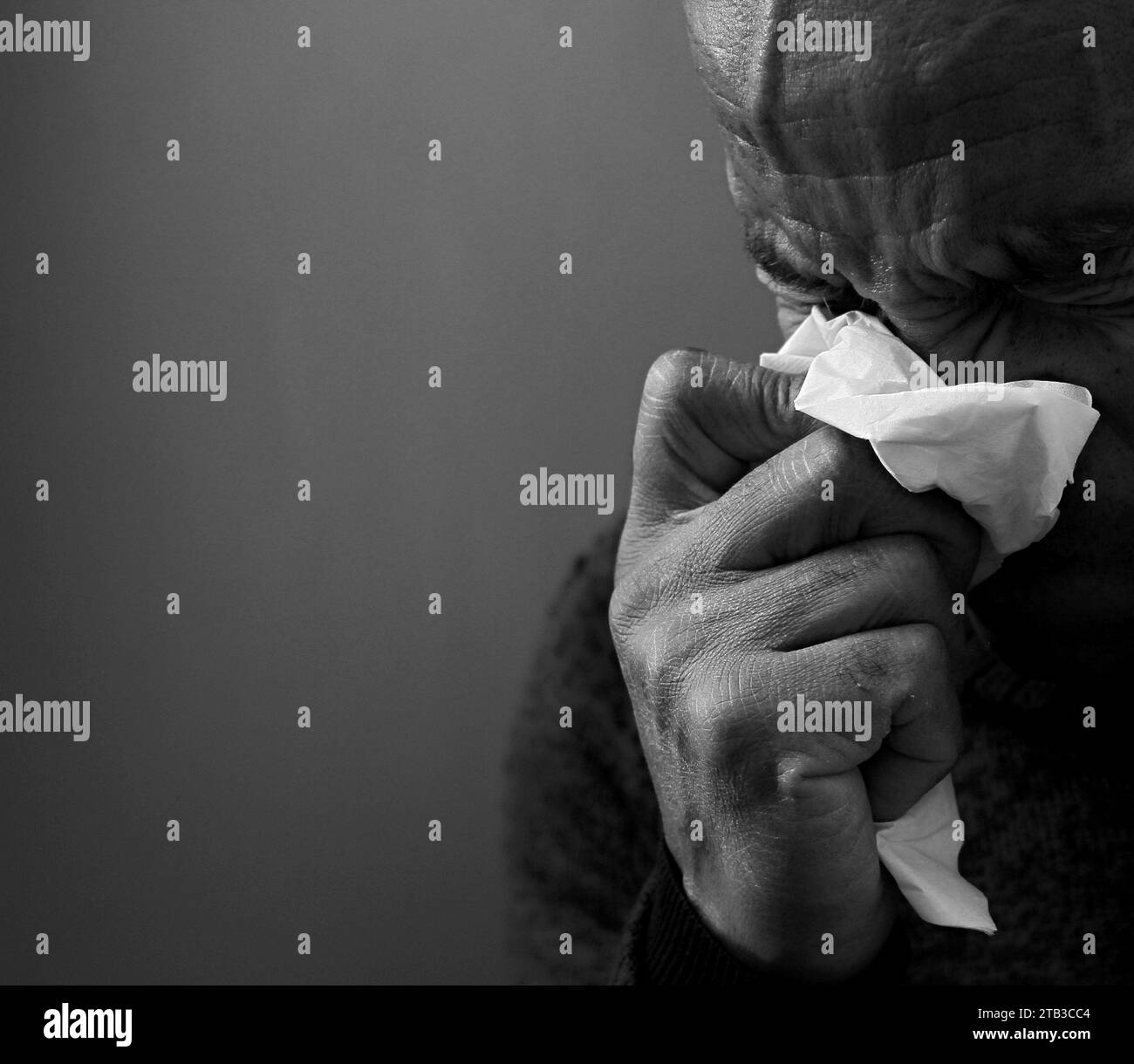 raffreddore e influenza che soffia il naso dopo aver preso influenza su sfondo grigio nero con la gente stock immagine foto stock Foto Stock