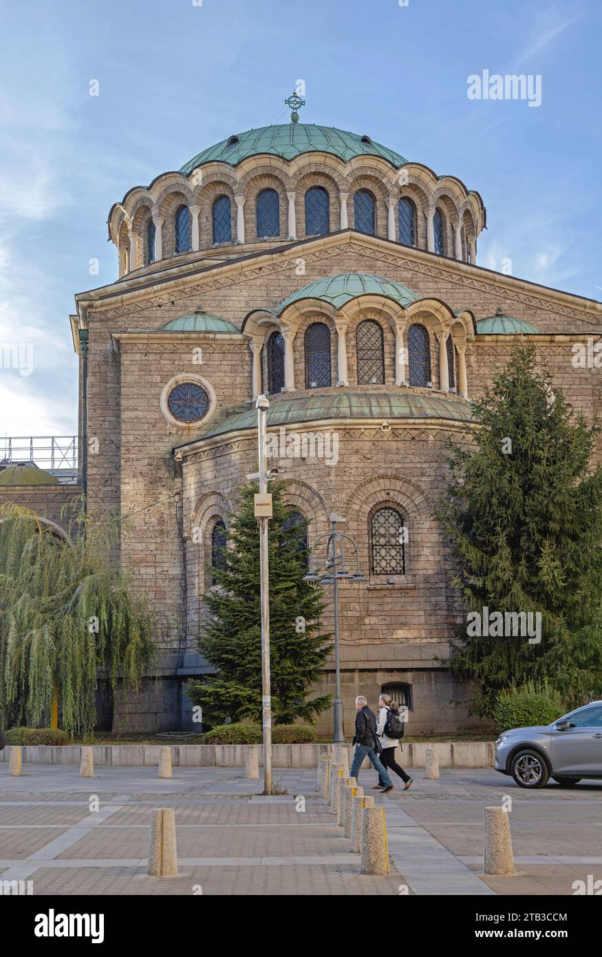 Sofia, Bulgaria - 16 ottobre 2023: Chiesa ortodossa orientale della domenica Santa in Piazza Sveta Nedelya, nel centro della capitale, nella soleggiata giornata autunnale. Foto Stock