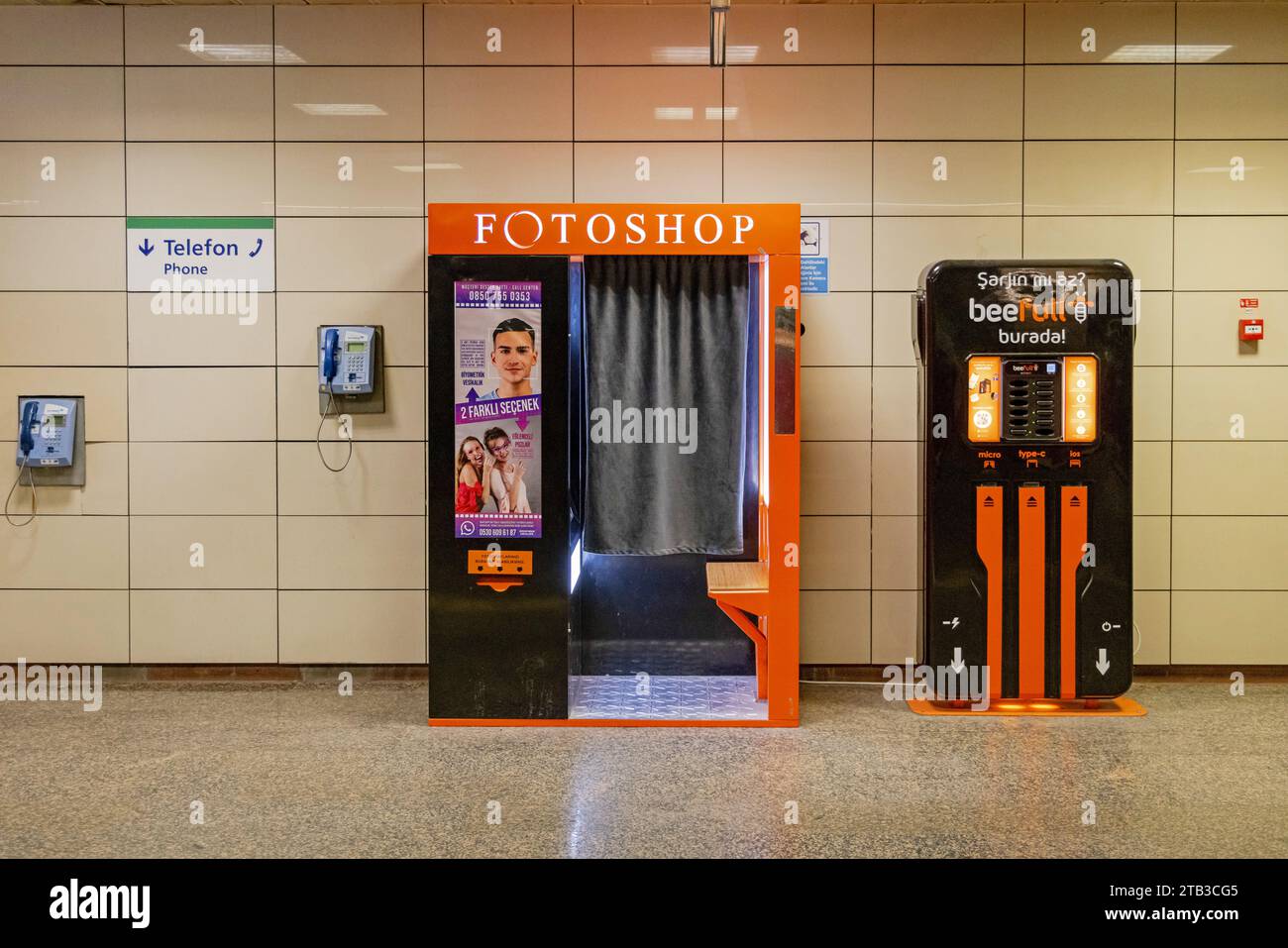 Istanbul, Turchia - 17 ottobre 2023: Chiosco per foto e distributore automatico USB nella stazione della metropolitana Bilim Beyoglu. Foto Stock