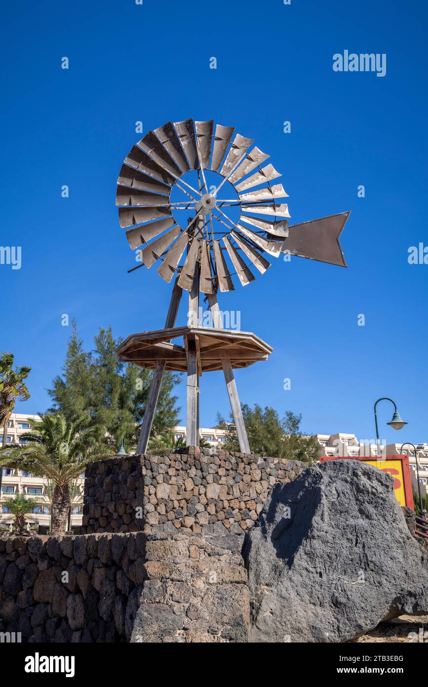 Mulino a vento costiero Costa Teguise, Lanzarote, Isole Canarie, Spagna. Foto Stock