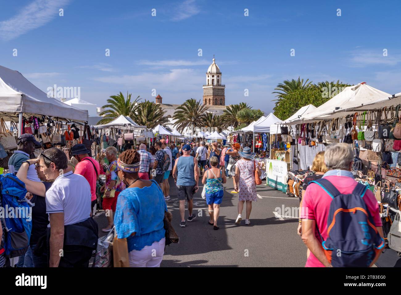 Sunday Street Market, Teguise Village, Lanzarote, Isole Canarie, Spagna. Foto Stock
