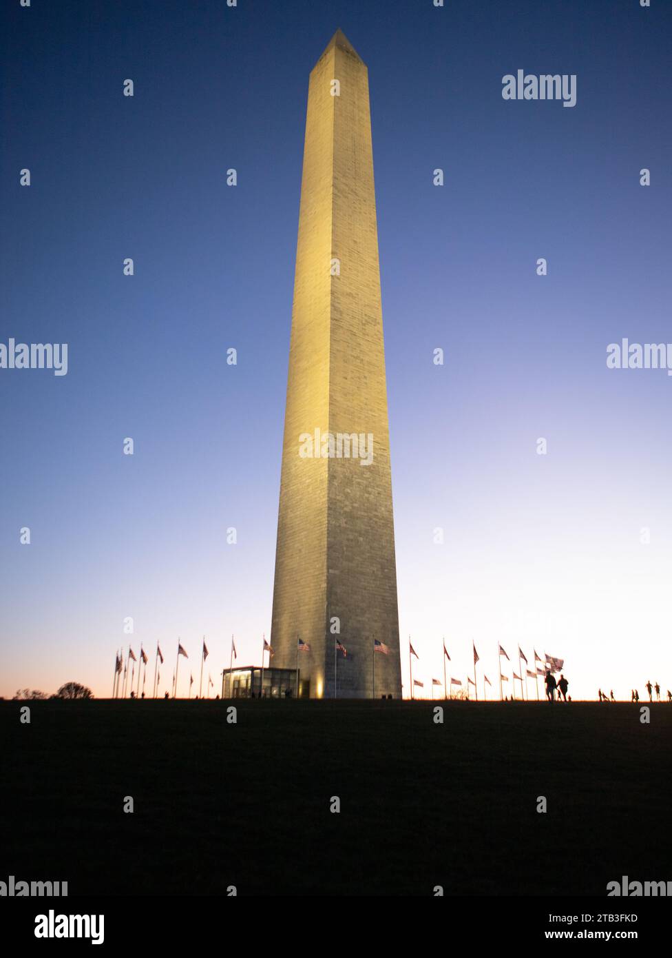 Il Washington Monument è un obelisco situato sul National Mall di Washington, D.C., costruito per commemorare George Washington, un padre fondatore degli Stati Uniti Foto Stock