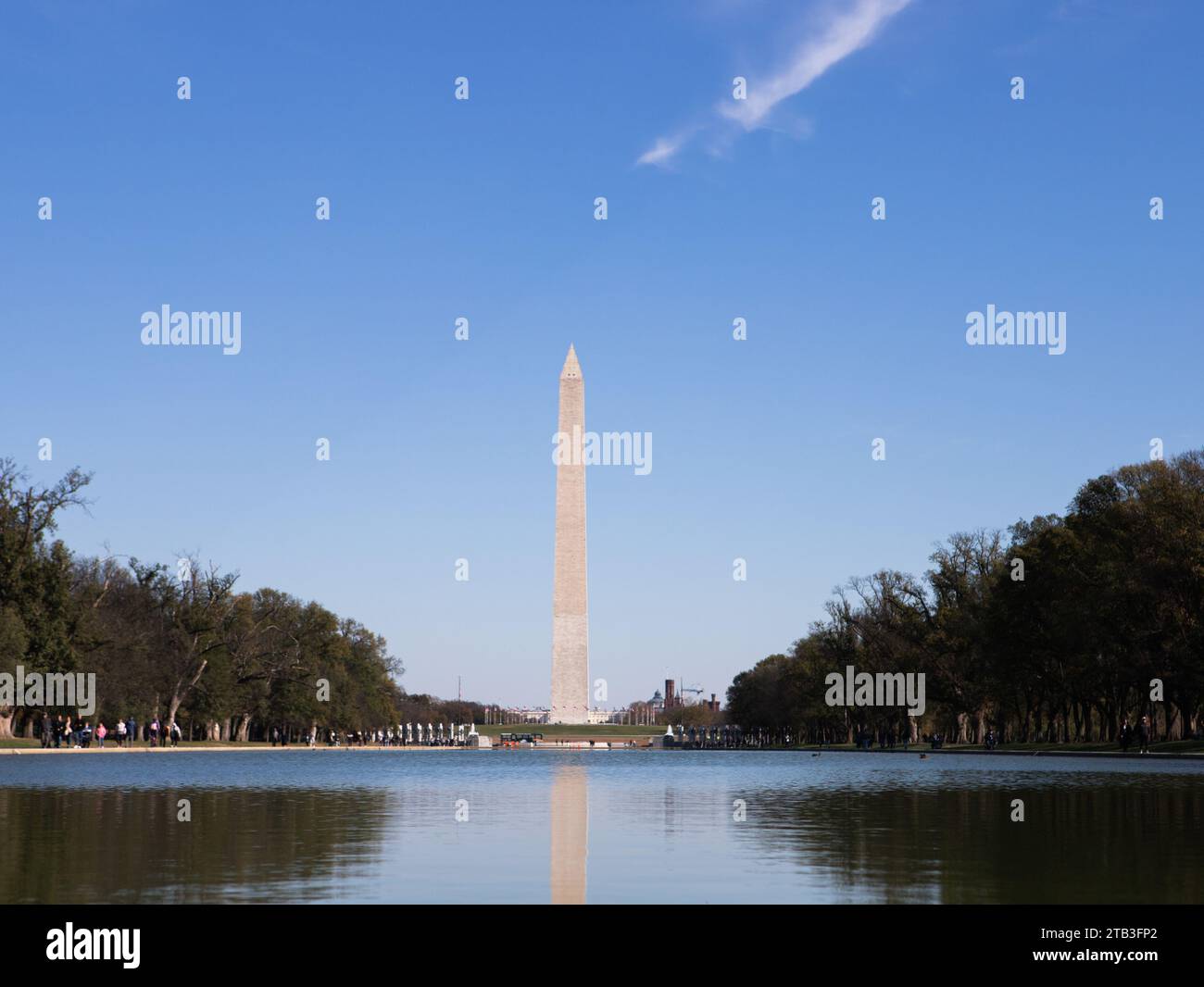 Il Washington Monument è un obelisco situato sul National Mall di Washington, D.C., costruito per commemorare George Washington, un padre fondatore degli Stati Uniti Foto Stock