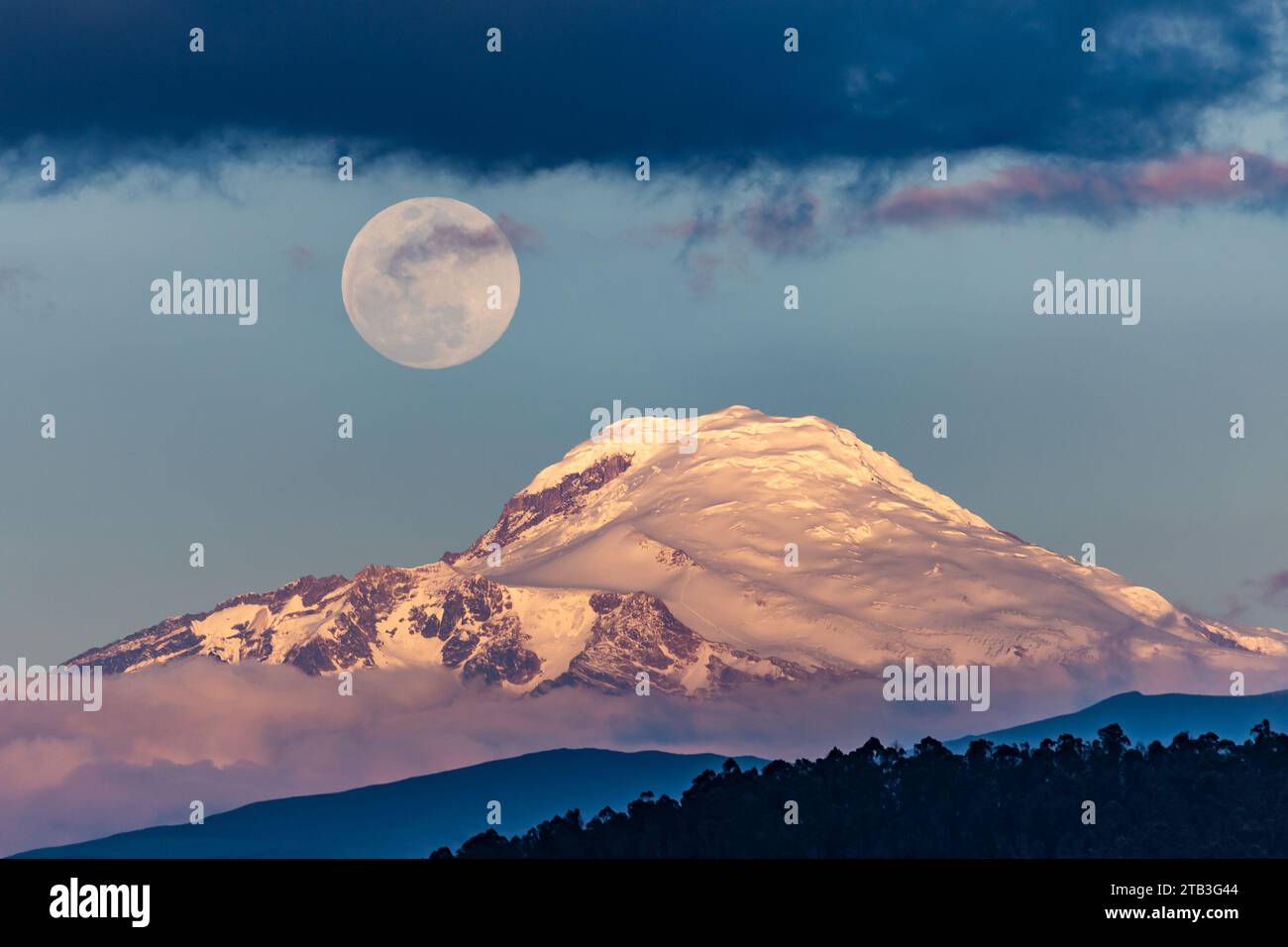 Vulcano Cayambe con la luna su un lato al tramonto vista da Quito, Ecuador Foto Stock
