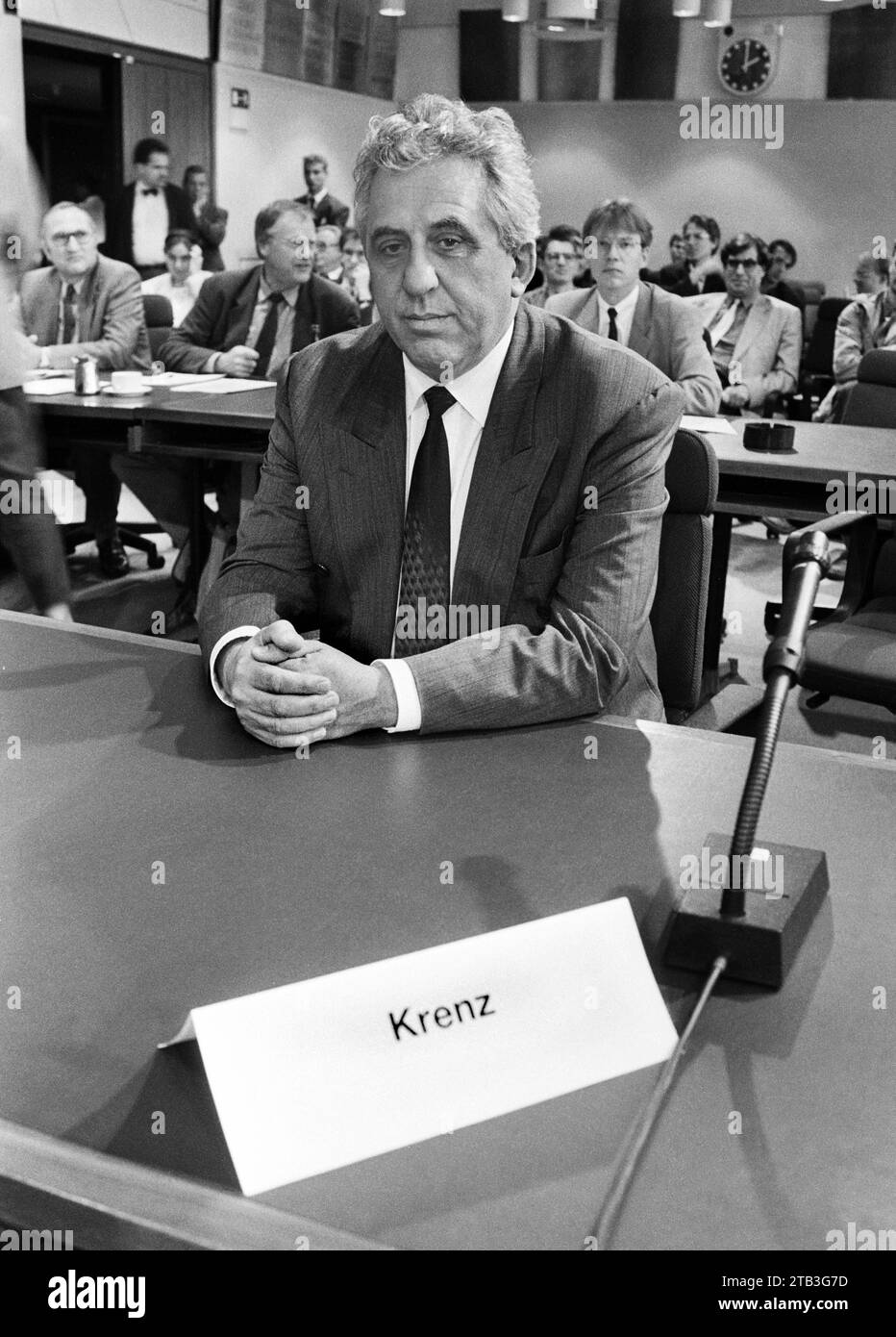 Deutschland, Bonn, Archiv.:-30-33 Oeffentliche Anhoerungen des 1.Untersuchungsausschusses foto: Egon Krenz, von Oktober bis Dezember 1989 Nachfolger von Erich Honecker als SED-Generalsekretaer und DDR-Staatsratarings svorsitzender Öffentliche Anhörungen des 1.Untersuchungsausschusses 41 30 33 ^ (EN) Archivio pubblico di Bonn **** Krenz, 1993 Archivio di Bonhez, 23.06.1993 Archivio: 41 da ottobre a dicembre 1989 successore di Erich Honecker come Segretario generale del SED e Presidente del Consiglio di Stato della DDR audizioni pubbliche del 1 Comitato di credito d'inchiesta: Imago/Alamy Live News Foto Stock