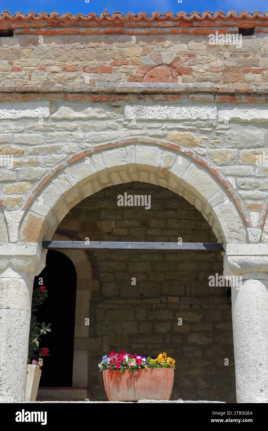 097 Arco dell'ingresso portico aperto, Chiesa di Santa Maria nel Monastero della Natività di Theotokos. Ardenica-Albania. Foto Stock