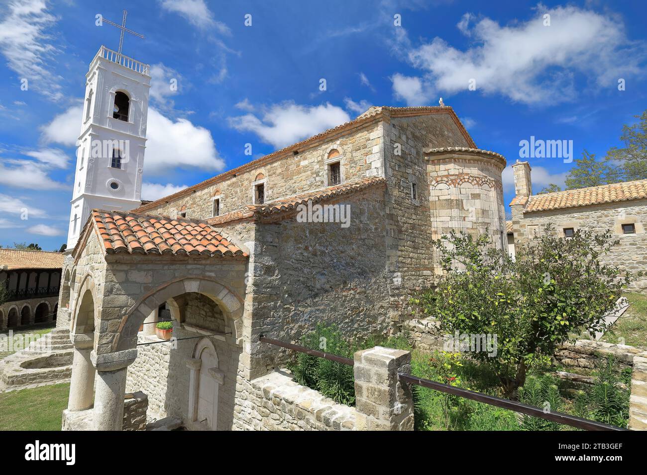 099 la chiesa di Santa Maria con il suo campanile bianco alto 24 m nella Natività del monastero di Theotokos. Ardenica-Albania. Foto Stock