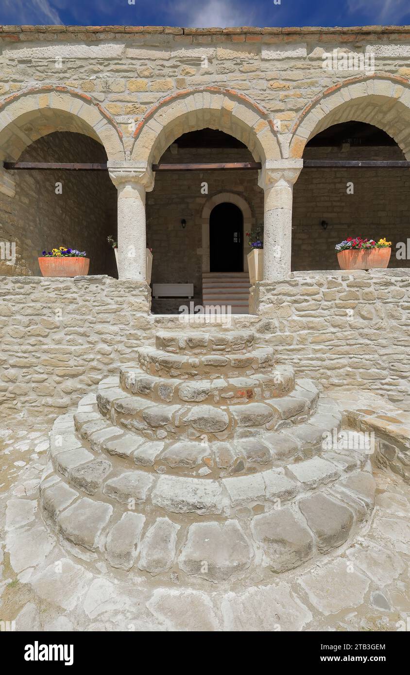 100 scalini all'ingresso del portico aperto, la chiesa di Santa Maria nel Monastero della Natività di Theotokos. Ardenica-Albania. Foto Stock
