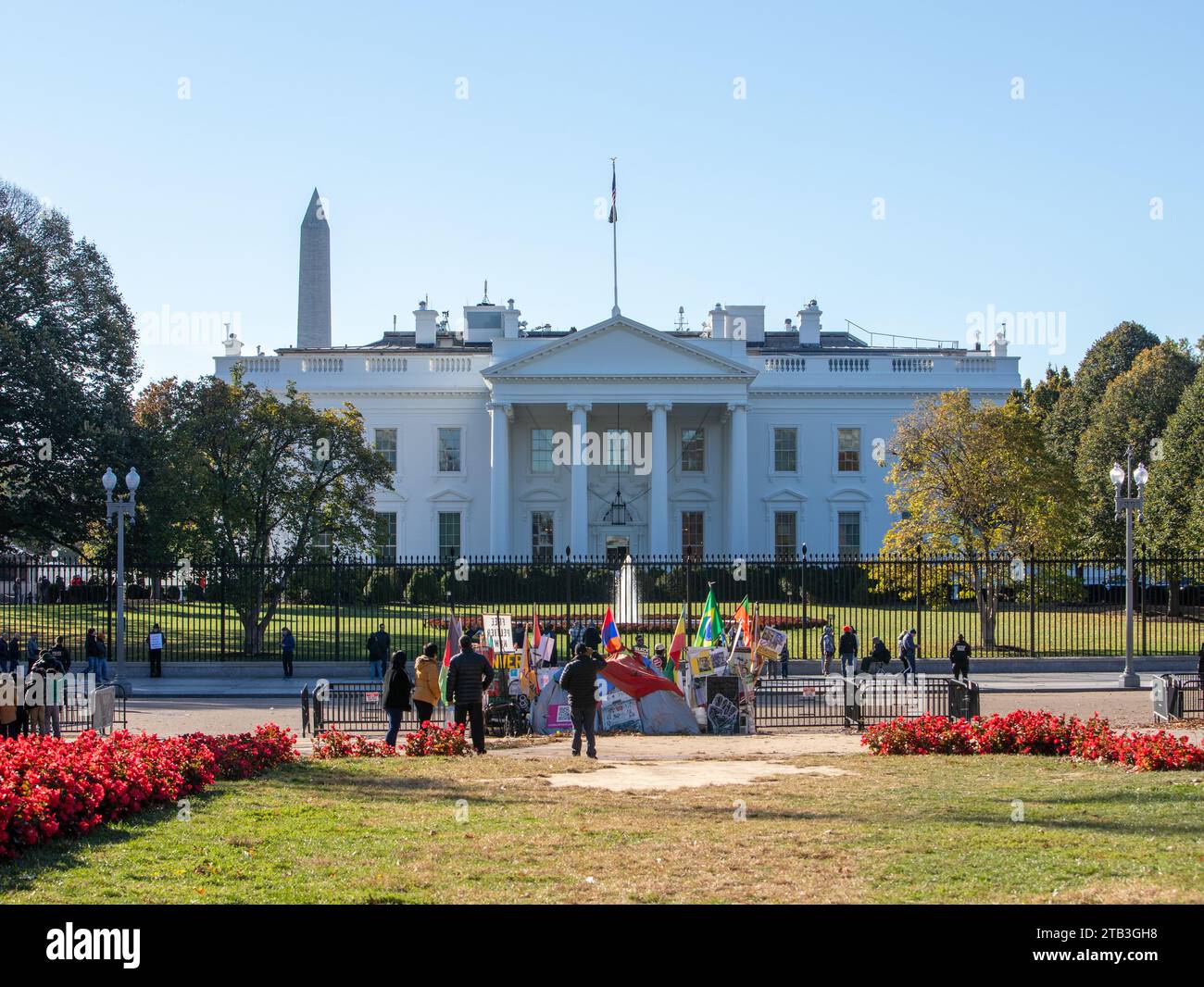 La Casa Bianca è la residenza ufficiale e il luogo di lavoro del presidente degli Stati Uniti, con i manifestanti sul retro dell'edificio sotto il sole. Foto Stock