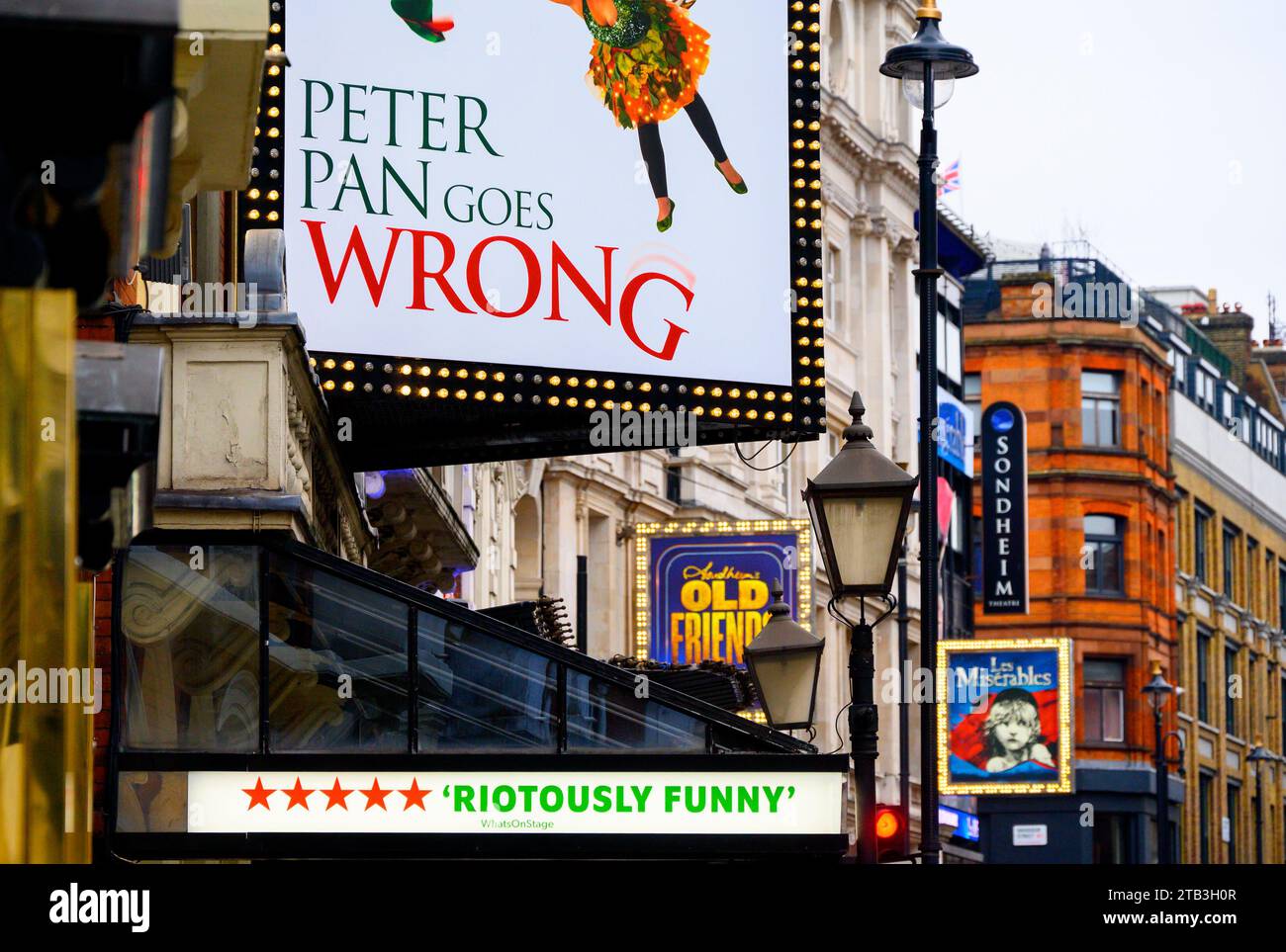 Londra, Regno Unito. Peter Pan Goes Wrong, Old Friends e Les Miserables nei teatri di Shaftesbury Avenue, novembre 2023 Foto Stock