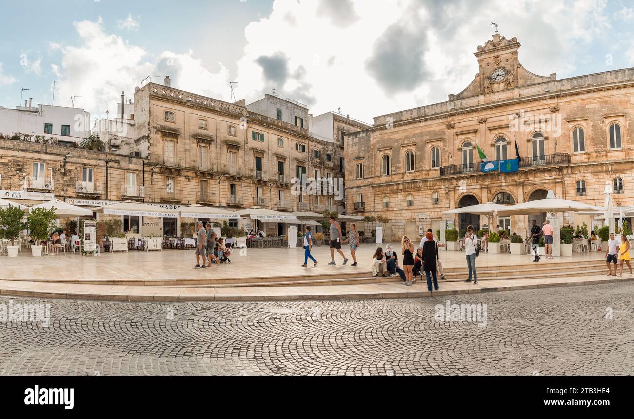 Ostuni, Puglia, Italia - 5 ottobre 2023: Panorama della piazza centrale con il palazzo del Municipio nel centro storico di Ostuni. Foto Stock