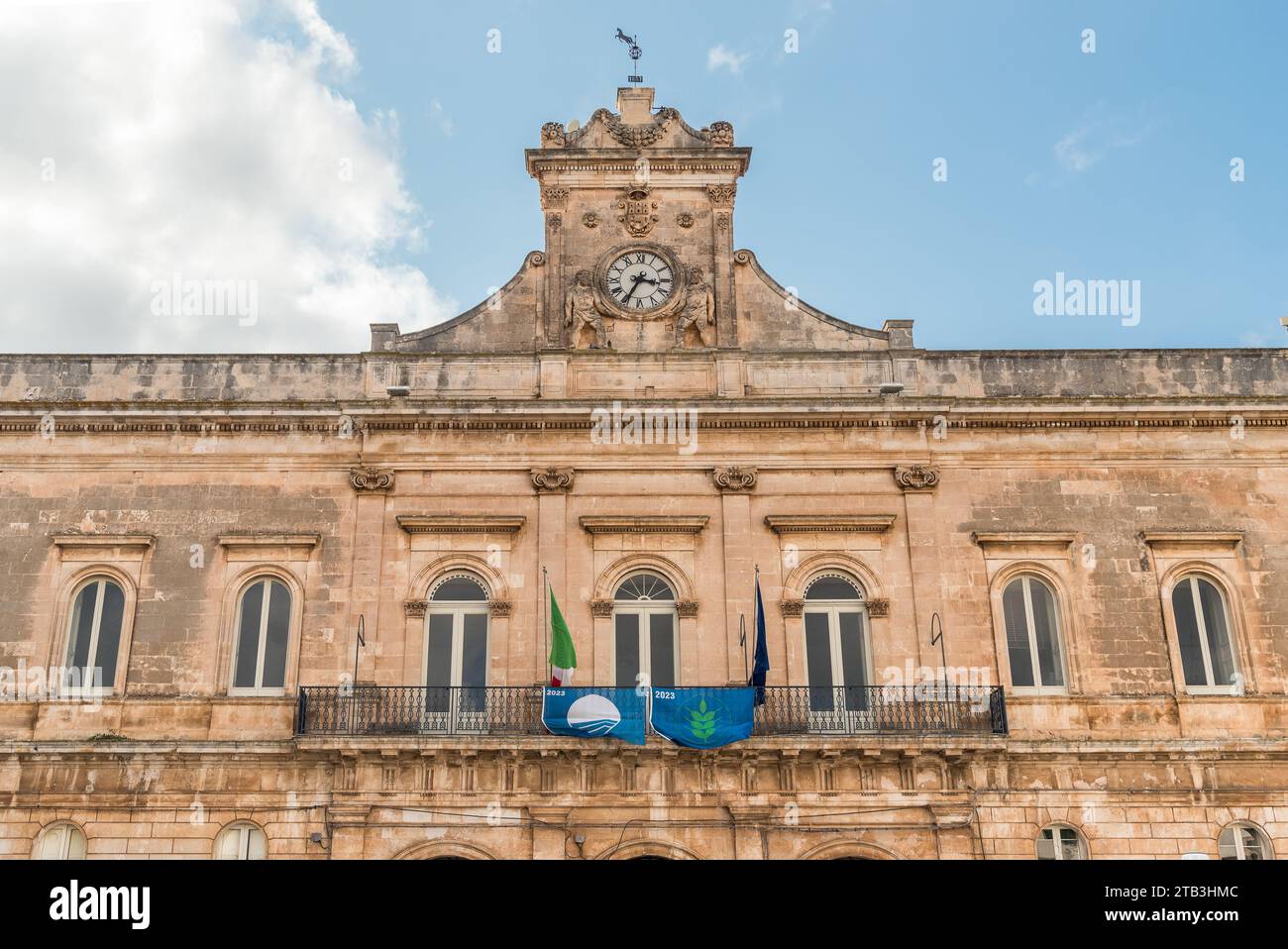 Facciata del Palazzo del Municipio in Piazza della libertà nel centro storico di Ostuni, provincia di Brindasi, Puglia, Italia Foto Stock