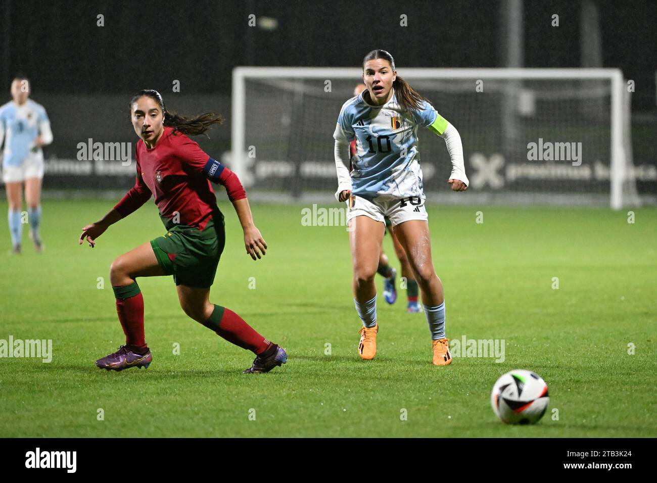 Tubize, Belgio. 4 dicembre 2023. Nelly Rodrigues del Portogallo si batte per il pallone con Luna Vanzeir del Belgio durante una partita di calcio amichevole tra le nazionali femminili under 23 squadre del Belgio, chiamate le fiamme rosse, e il Portogallo lunedì 4 dicembre 2023 a Tubize, in Belgio . Credito: Sportpix/Alamy Live News Foto Stock