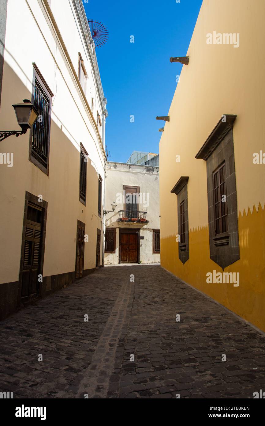 Strada stretta con vecchie case nel centro storico di Las Palmas, sull'isola Canaria di Gran Canaria, Spagna, Europa Foto Stock