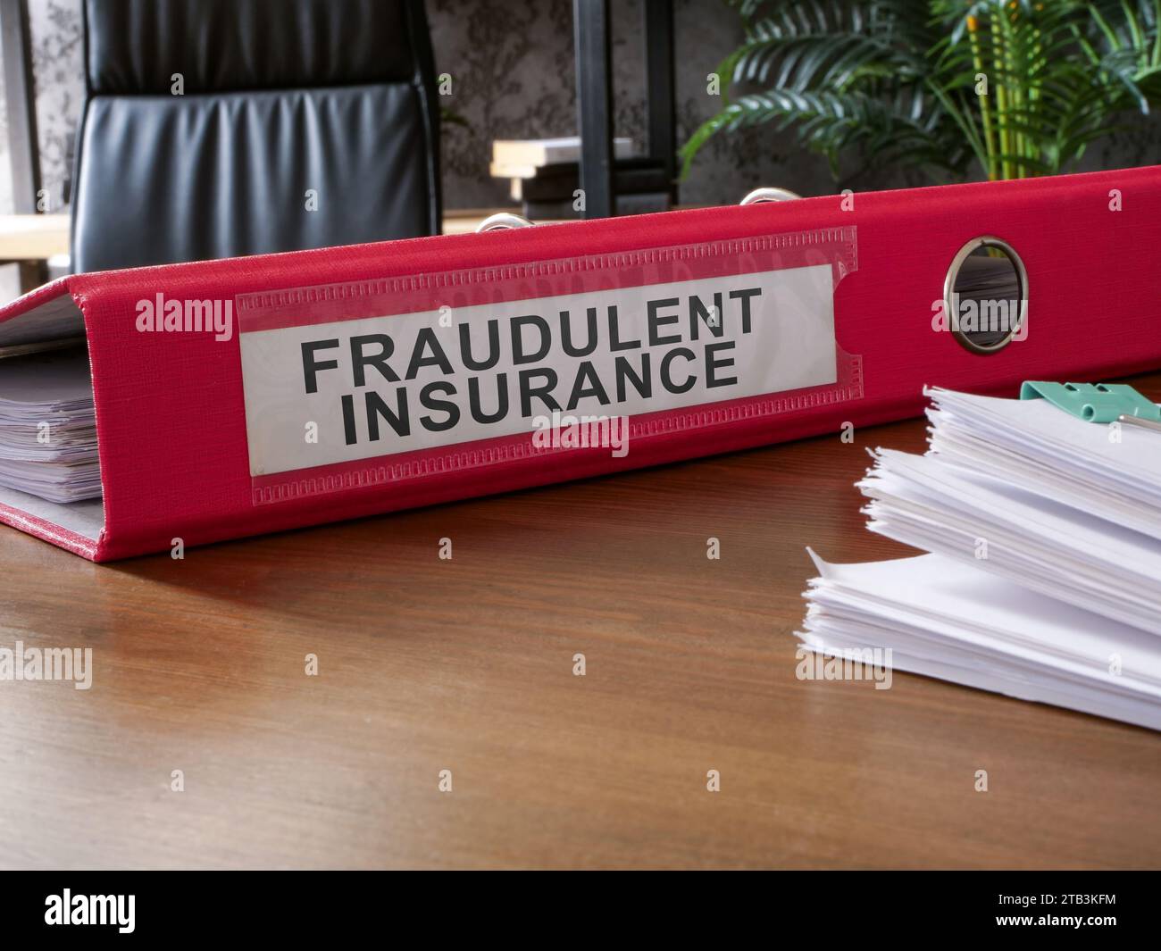 Documenti assicurativi fraudolenti sulla scrivania. Foto Stock