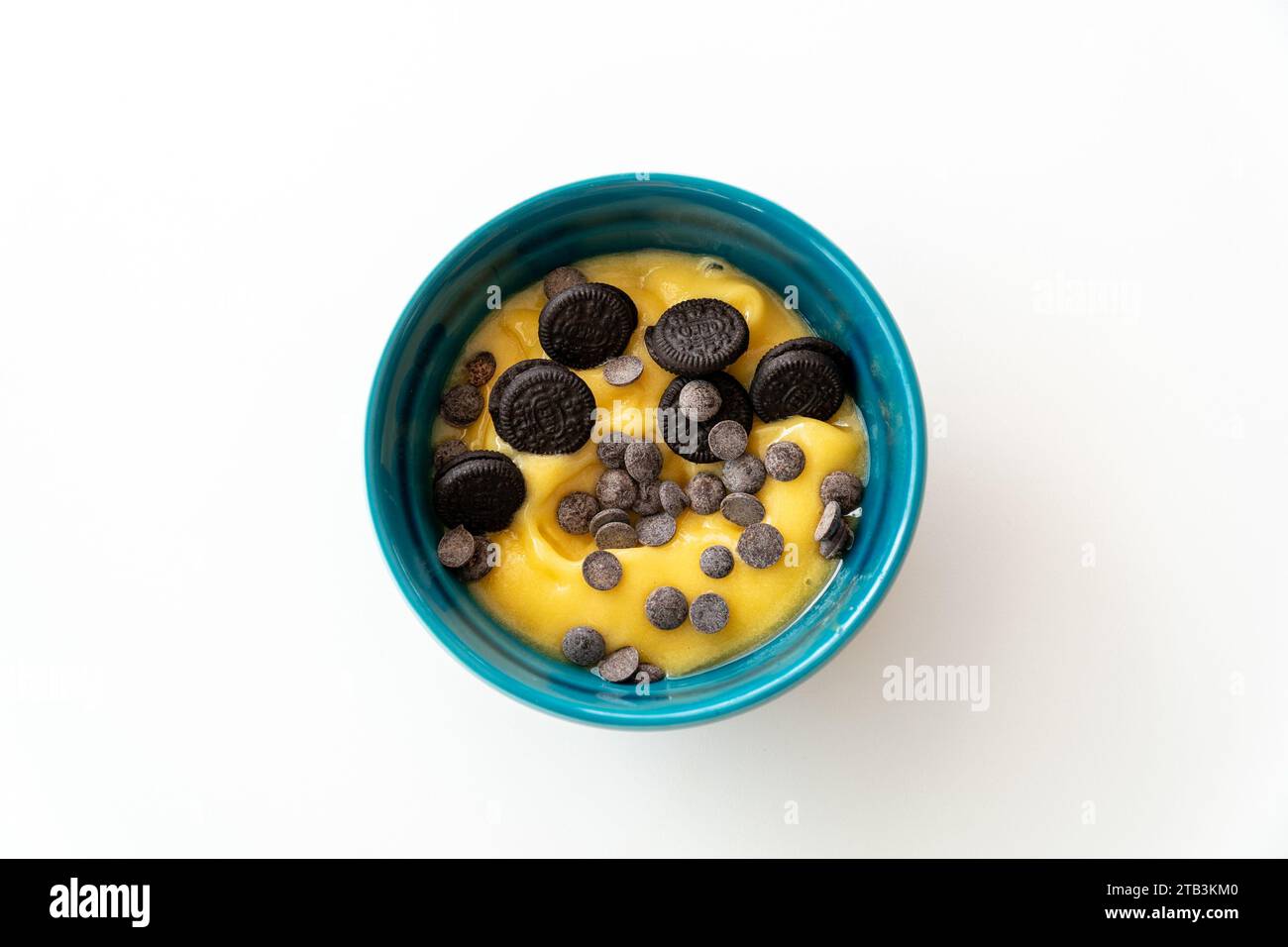 un'immagine di sfondo del desktop di una ciotola di mango acai ricoperta di gocce di cioccolato e biscotti. Foto Stock