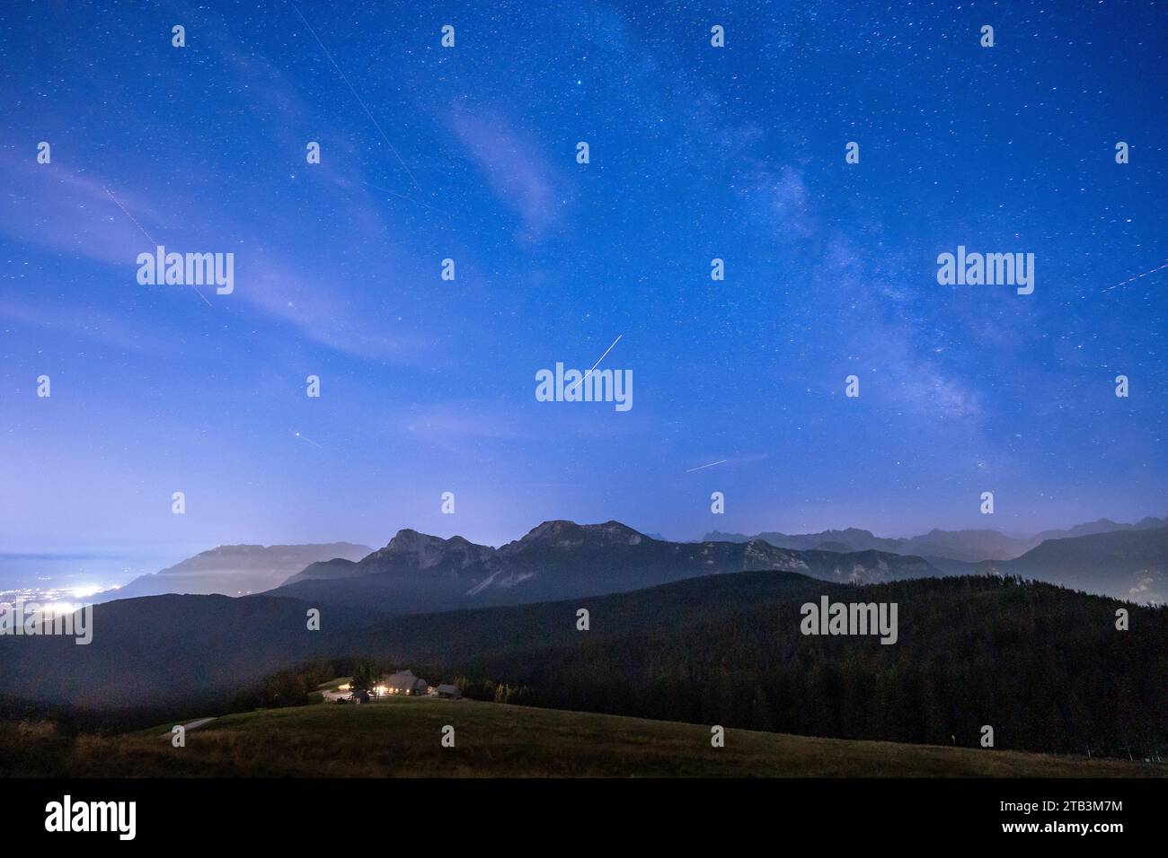 Klarer Sternenhimmel über der Stoißer Alm (Teisenberg) mit dem weiten Bergpanoarma - Berchtesgadener Land Foto Stock
