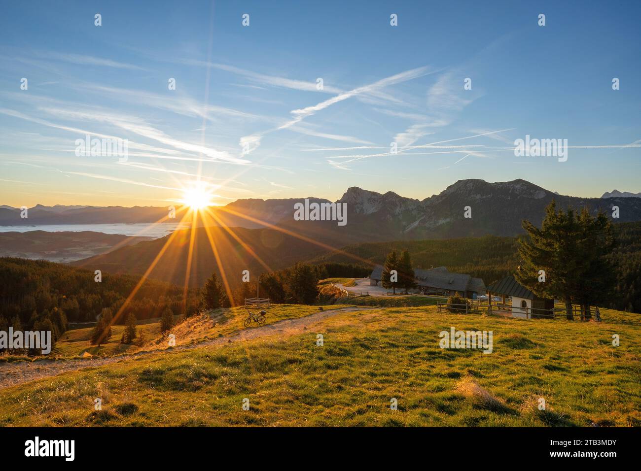 Stimungsvoller Sonnenaufgang auf der Stoißer Alm auf dem Teisenberg mit Brick hinaus in den weiten Rupertiwinkel im Grenzgebiet der Gemeinden Rabbia - Foto Stock