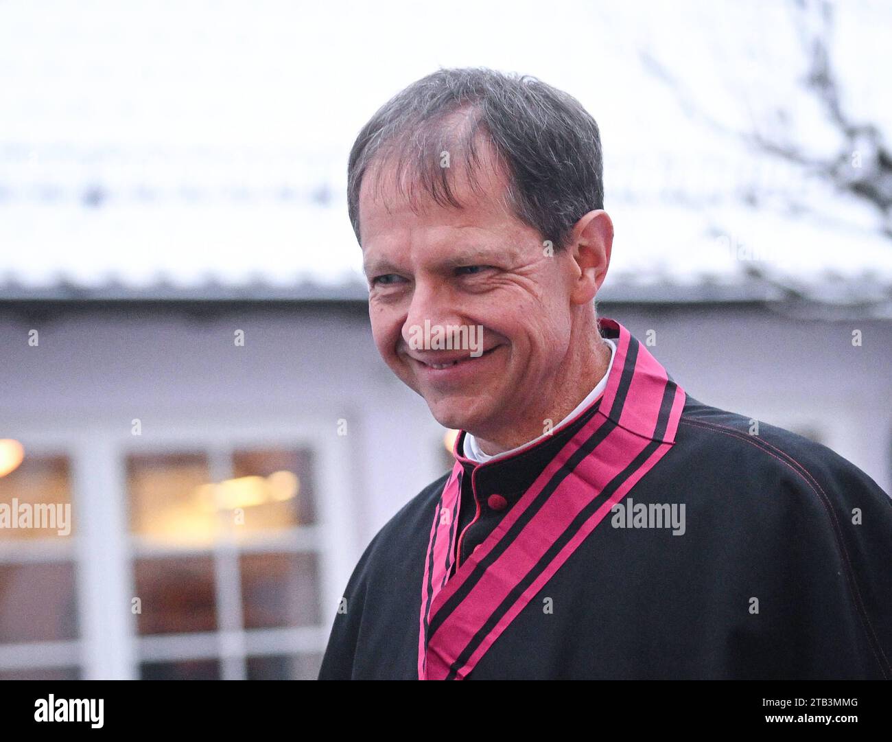 Rottenburg Kreis Tuebingen 02.12.2023 Pontifikalamt im Rottenburger Dom St Martin anlaesslich des 75. Geburtstages und der Verabschiedung von Dr. Gebhard Fuerst. Domkapitular Holger Winterholer Dioezese Rottenburg-Stuttgart vor dem Einzug in dem Dom. *** Rottenburg Distretto Tuebingen 02 12 2023 messa pontificia nella Cattedrale di Rottenburg St Martin in occasione del 75° compleanno e l'addio del Dr. Gebhard Fuerst Canon Holger Winterholer Diocesi di Rottenburg Stoccarda prima dell'ingresso nella cattedrale credito: Imago/Alamy Live News Foto Stock