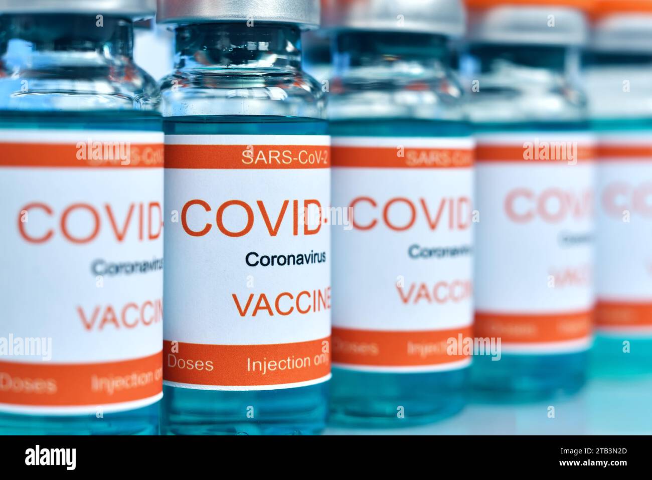 Fiale di vetro con vaccino Covid-19. Concetto di infezione da virus della corona e della medicina. Primo piano Foto Stock