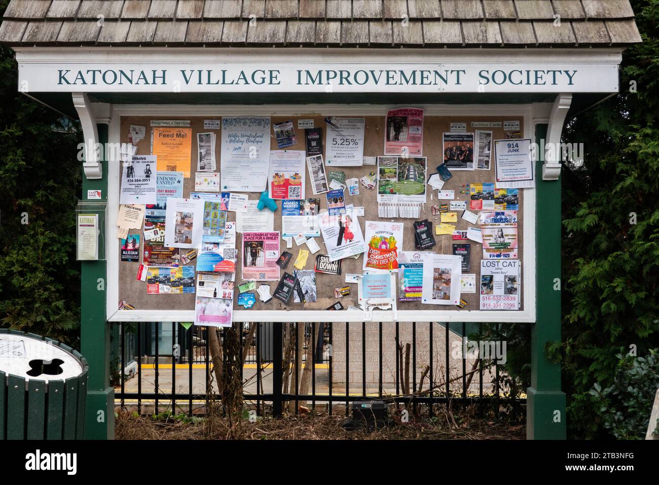 Una bacheca della comunità con annunci pubblicitari e notizie sugli eventi in programma. Vicino alla stazione ferroviaria di Katonah Avenue a Katonah, Westchester, New York. Foto Stock