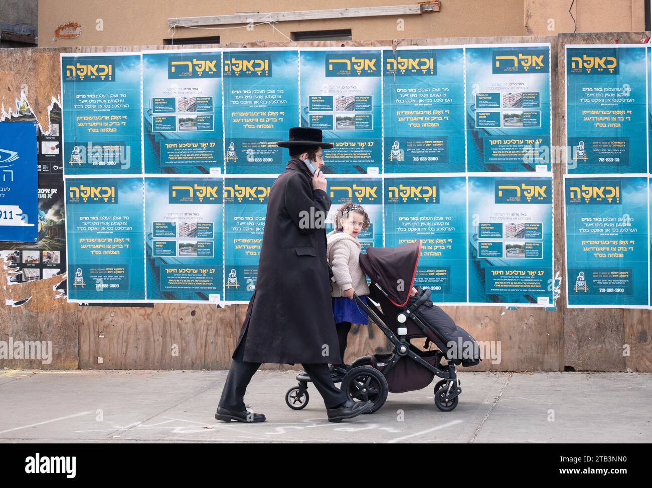 Una famiglia ebrea ortodossa, un padre e due bambini, cammina su Lee Avenue a Brooklyn, New York. Foto Stock