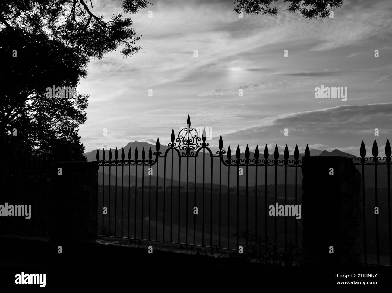 Vista della valle circostante e delle colline della Serrania de Ronda, Malaga, dal punto panoramico di Maria Auxiliadora Foto Stock