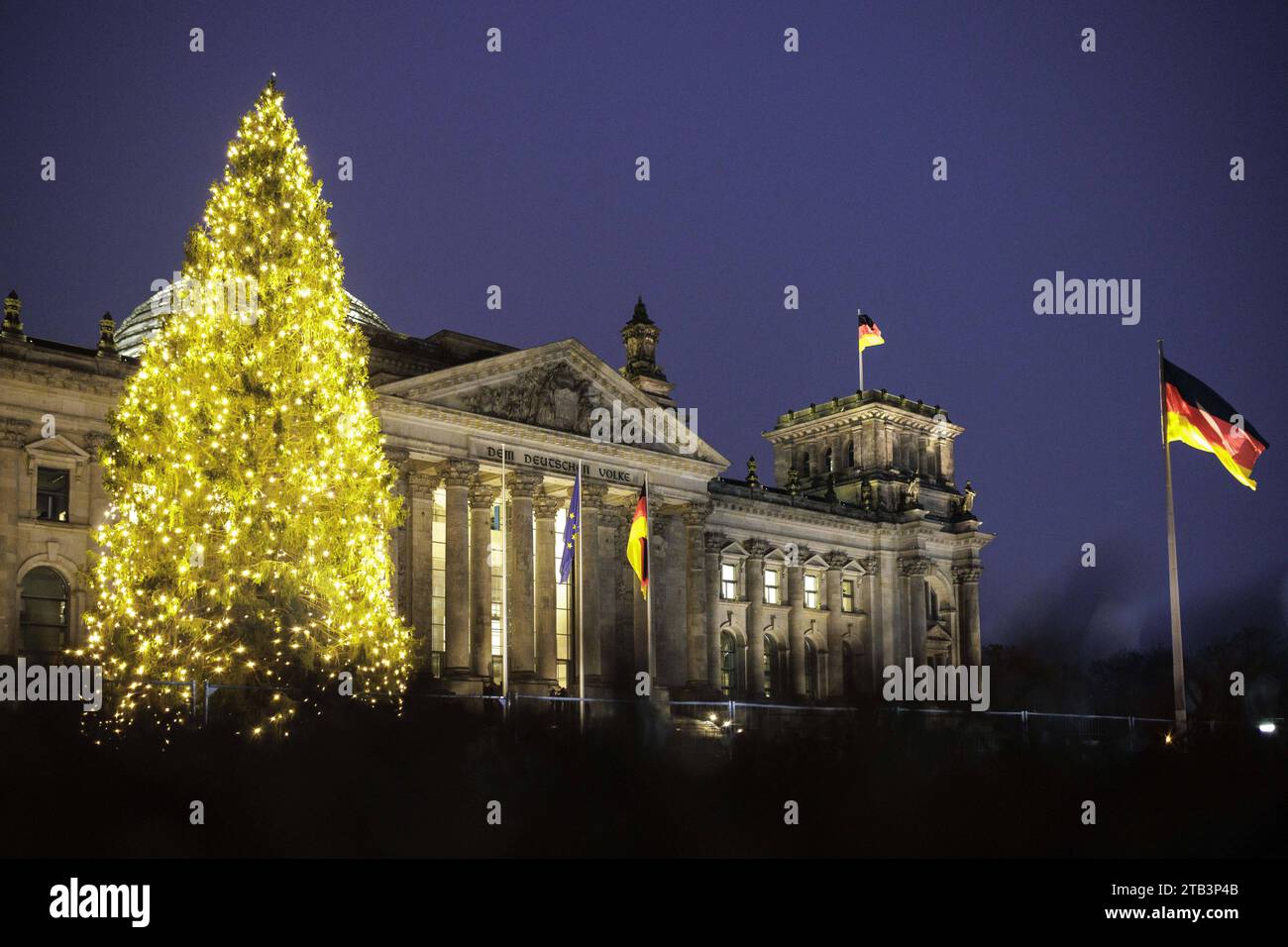 Beleuchteter Weihnachtsbaum vor dem Bundestag im Dunkeln Berlin, 04.12.2023. Berlin Deutschland *** albero di Natale illuminato di fronte al Bundestag nel buio di Berlino, 04 12 2023 Berlino Germania Copyright: XJaninexSchmitz/photothek.dex credito: Imago/Alamy Live News Foto Stock