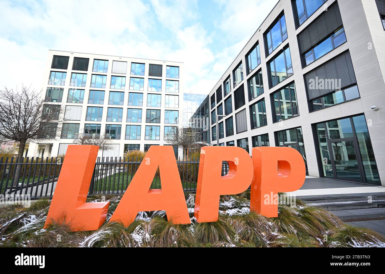 Stoccarda, Germania. 29 novembre 2023. Il logo del produttore di cavi Lapp si trova di fronte alla sede centrale di Stoccarda. Crediti: Bernd Weißbrod/dpa/Alamy Live News Foto Stock